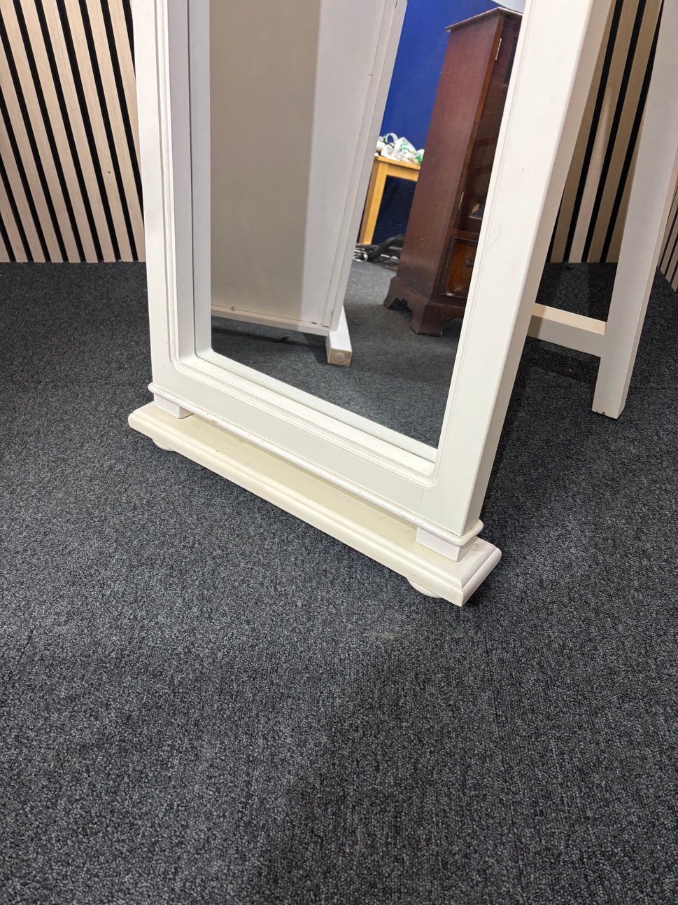 White painted wooden floor standing mirror (H 180 cm) 2325