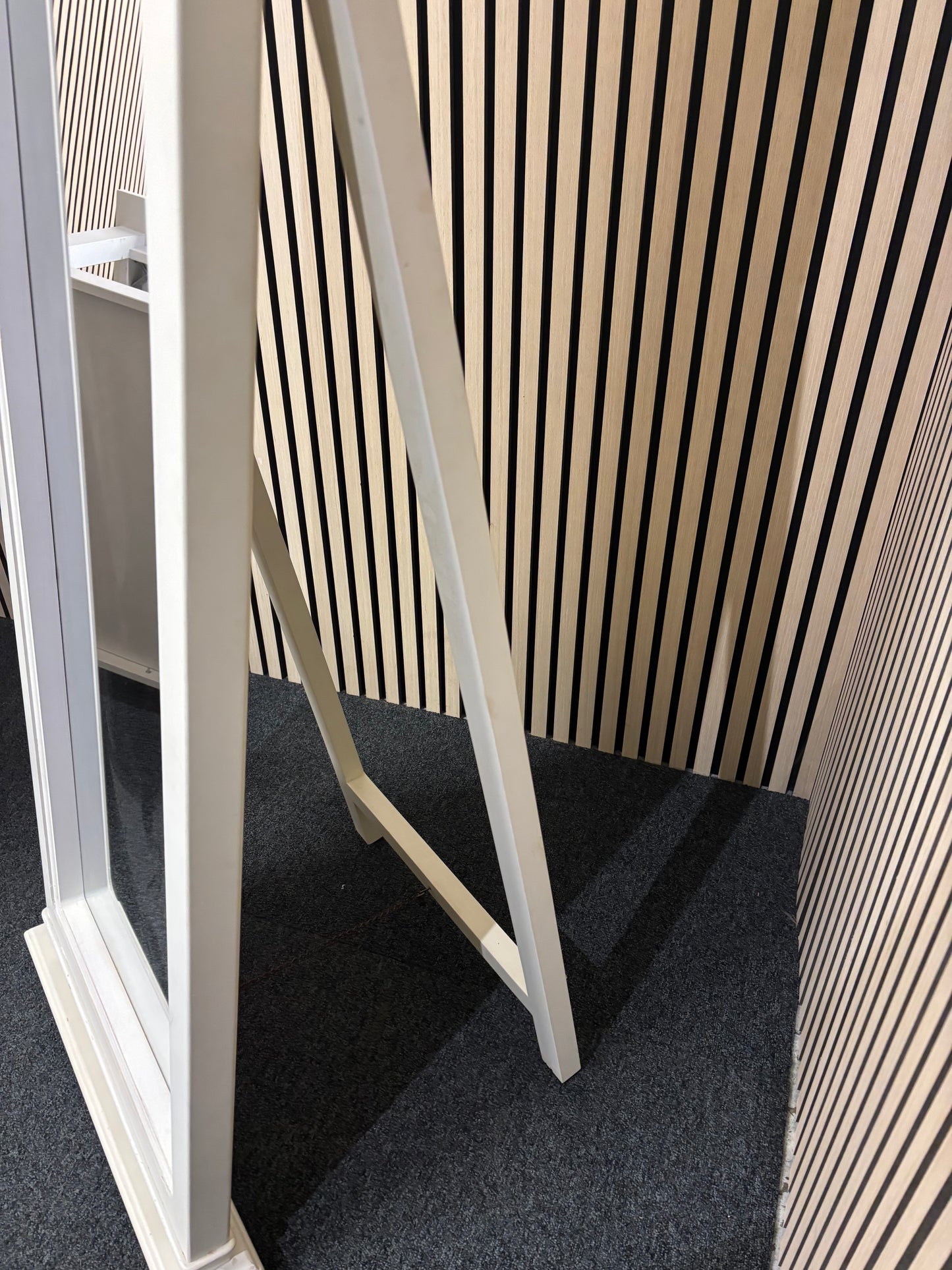 White painted wooden floor standing mirror (H 180 cm) 2325