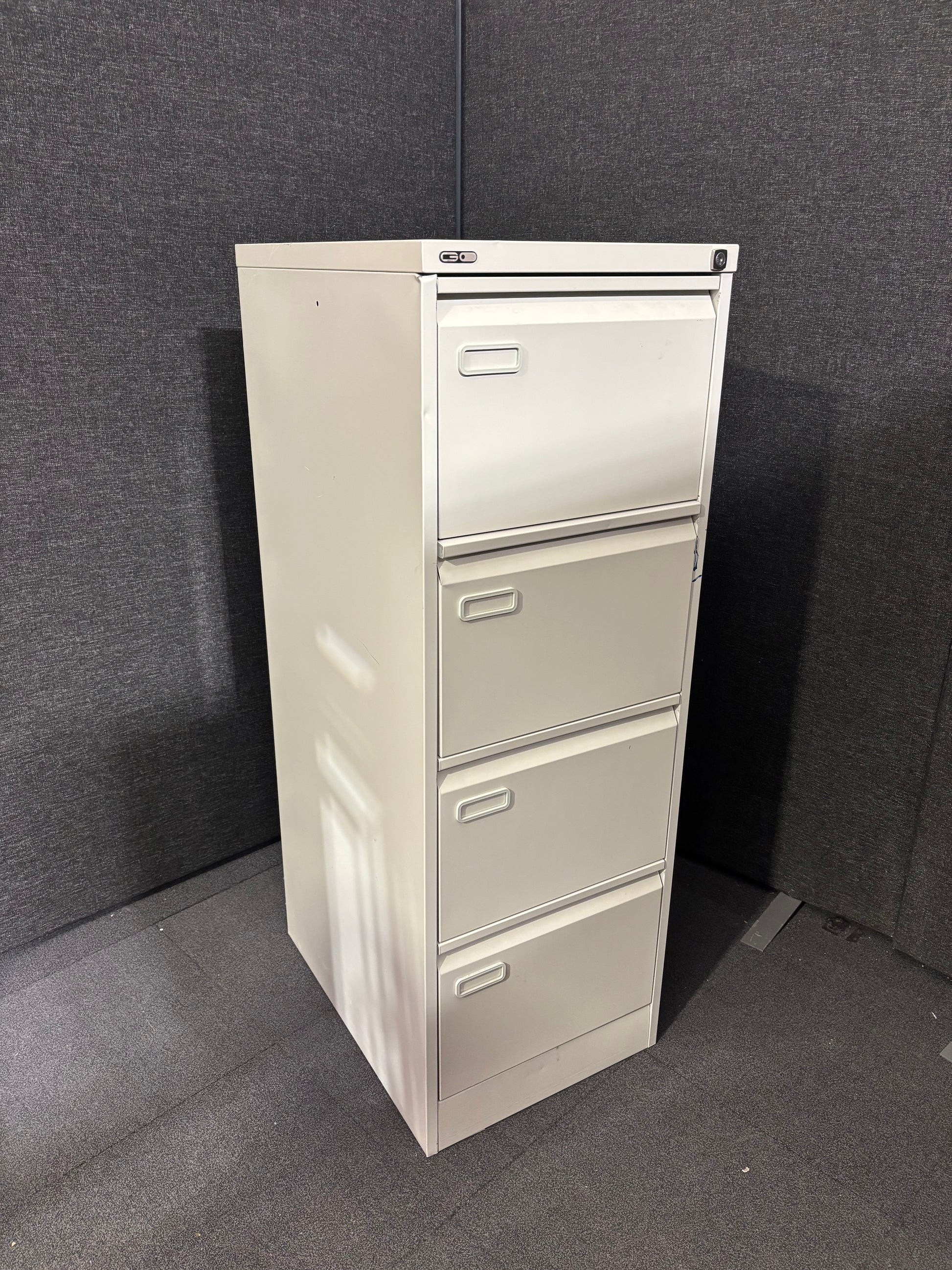 Grey metal 4 drawer filing cabinet (H 132 x W 46 x  D 62 cm)