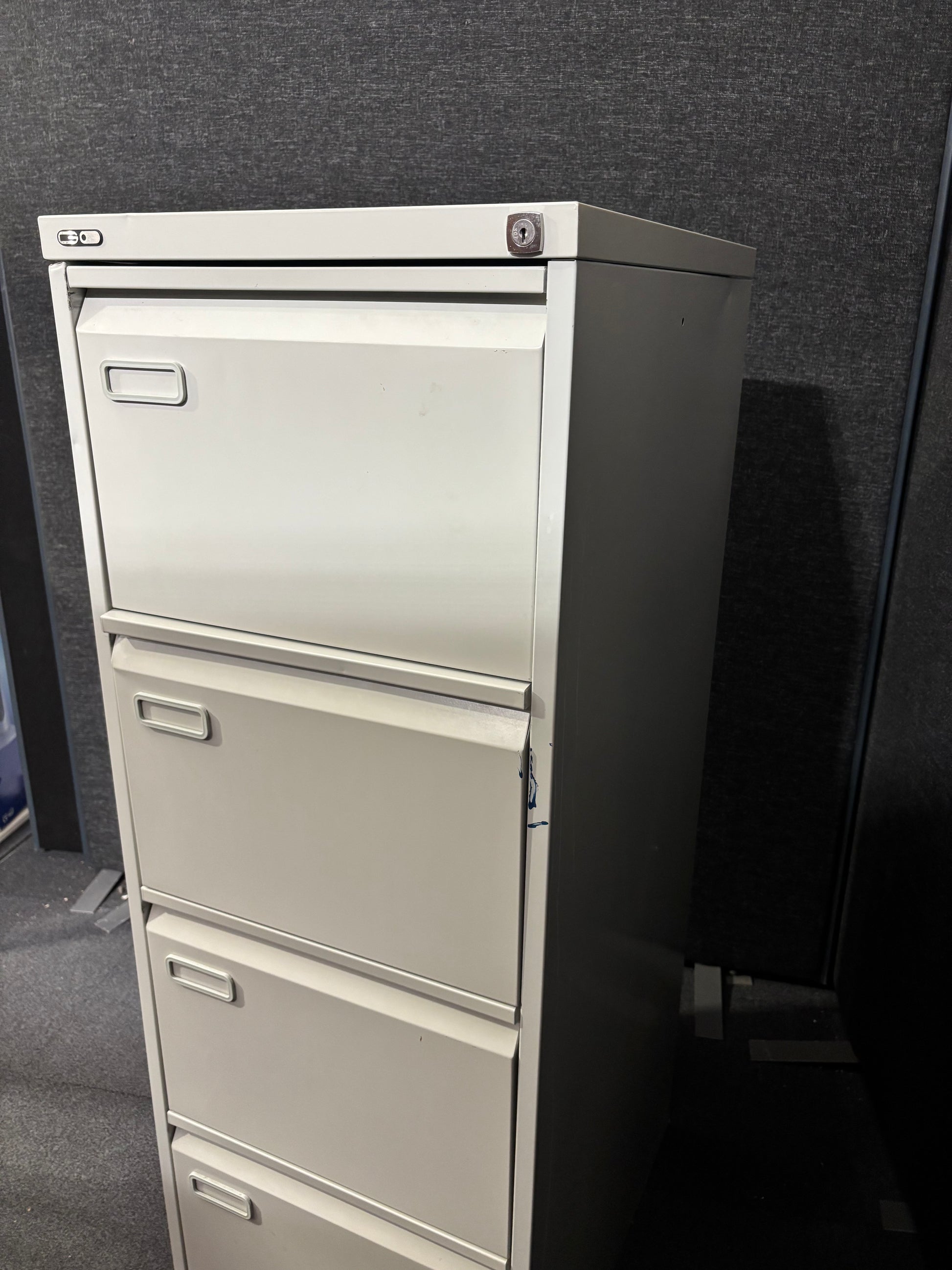 Grey metal 4 drawer filing cabinet (H 132 x W 46 x  D 62 cm)