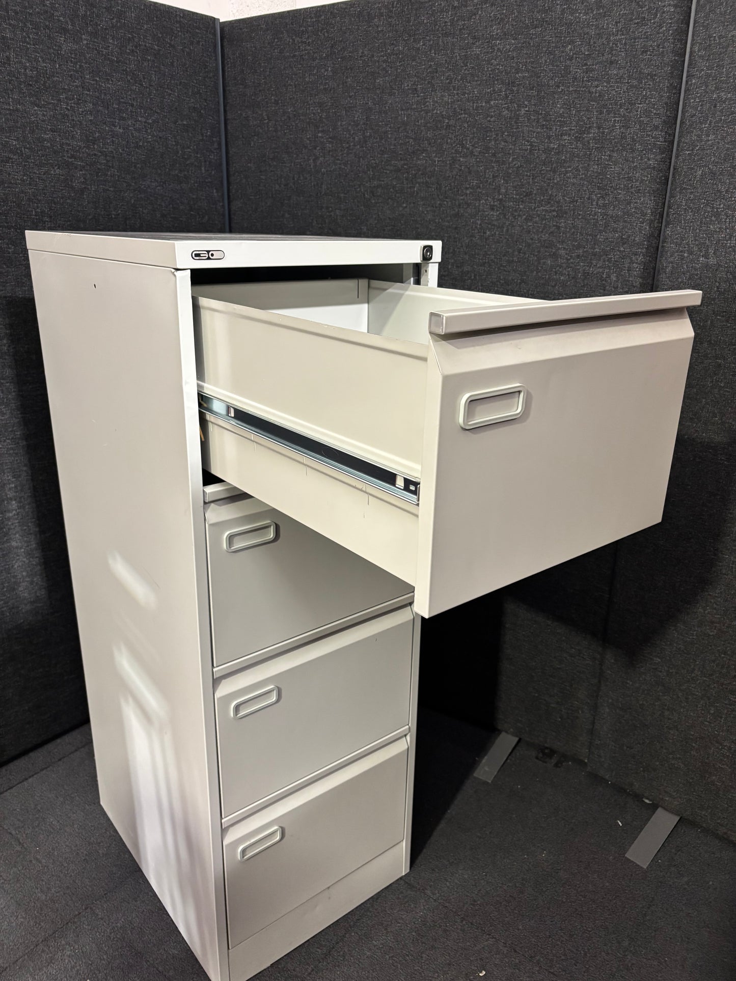 Grey metal 4 drawer filing cabinet (H 132 x W 46 x  D 62 cm)