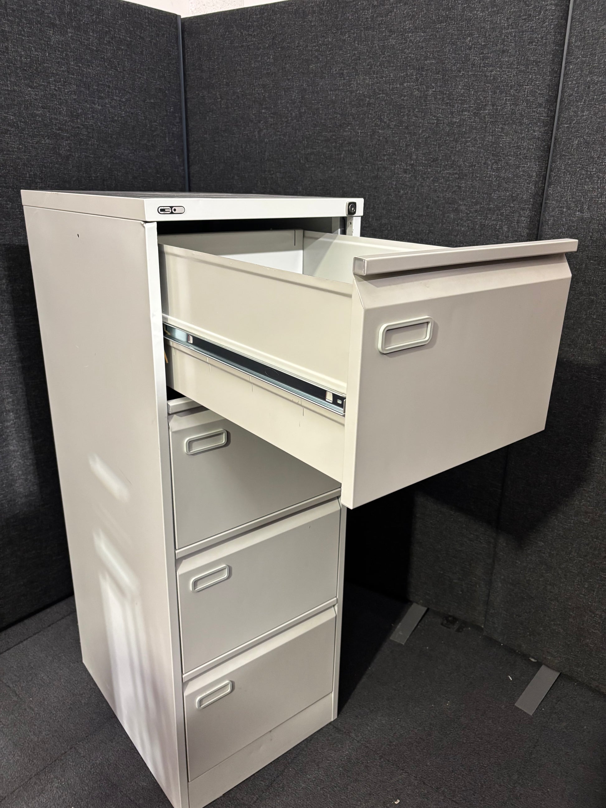 Grey metal 4 drawer filing cabinet (H 132 x W 46 x  D 62 cm)