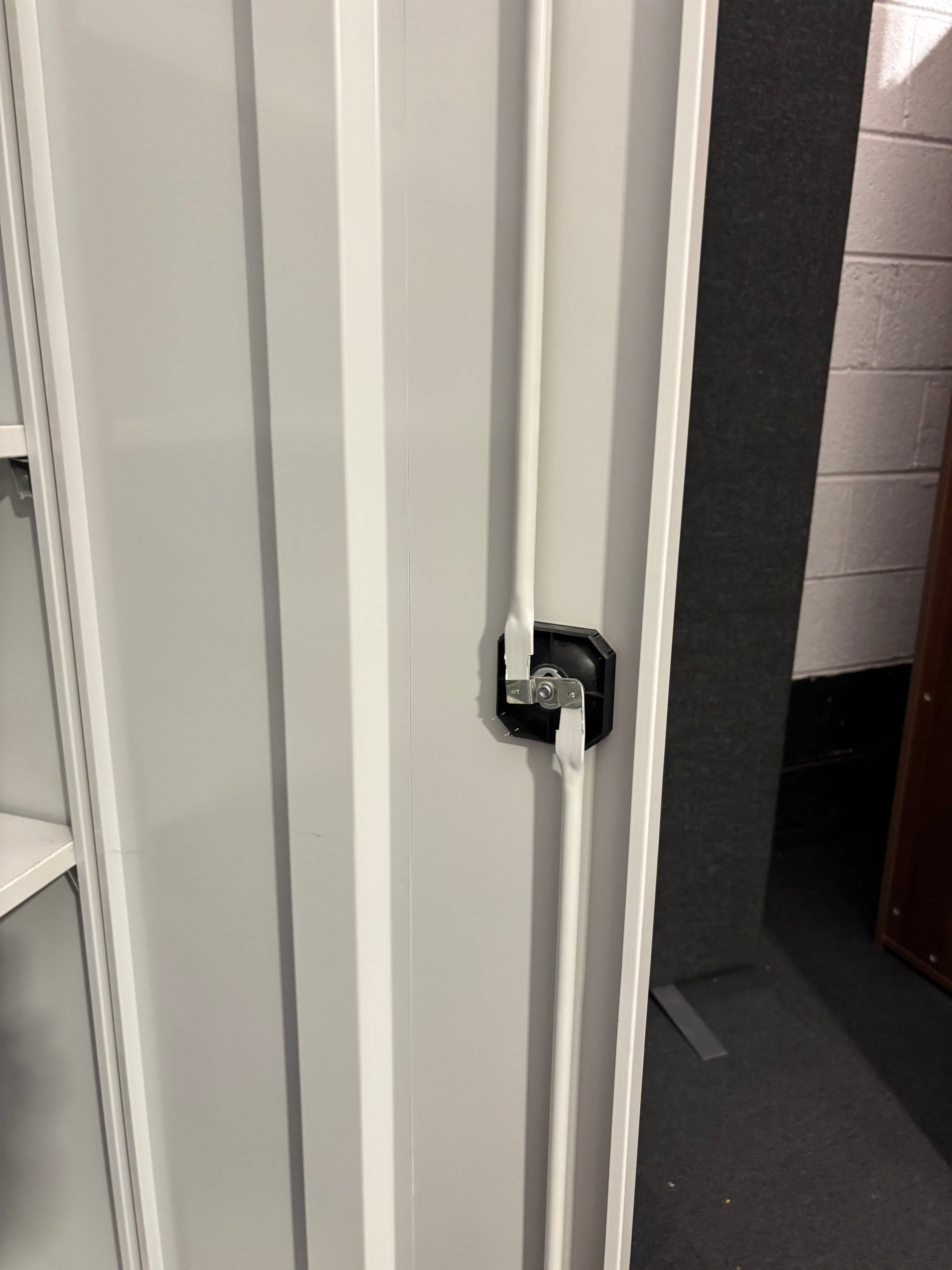Grey metal 2 door large storage unit (H 183 x W 92 x D 46 cm)