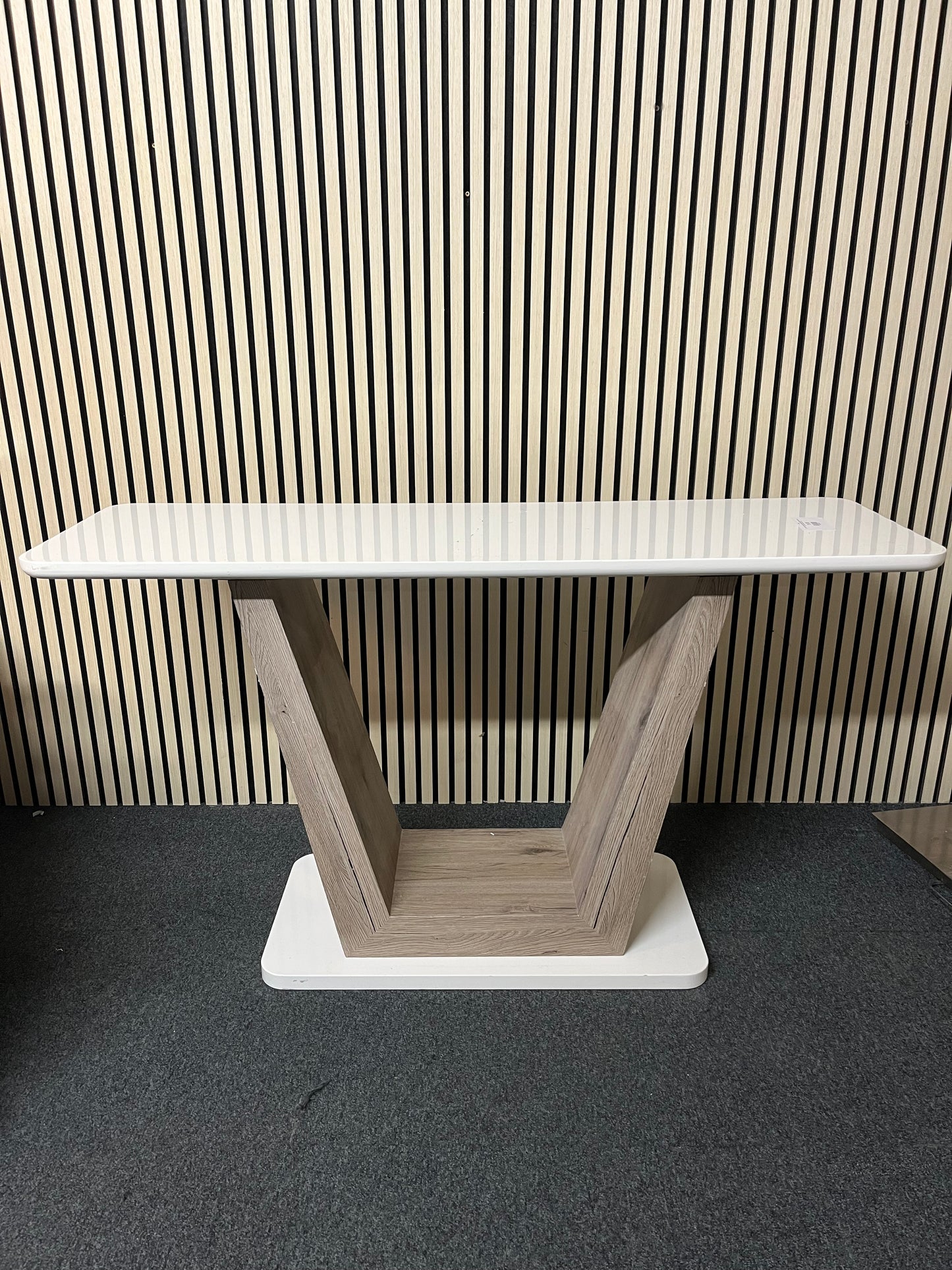 gloss white laminate console table with central base plate (H 79 x W 140 x D 45 cm) 1325