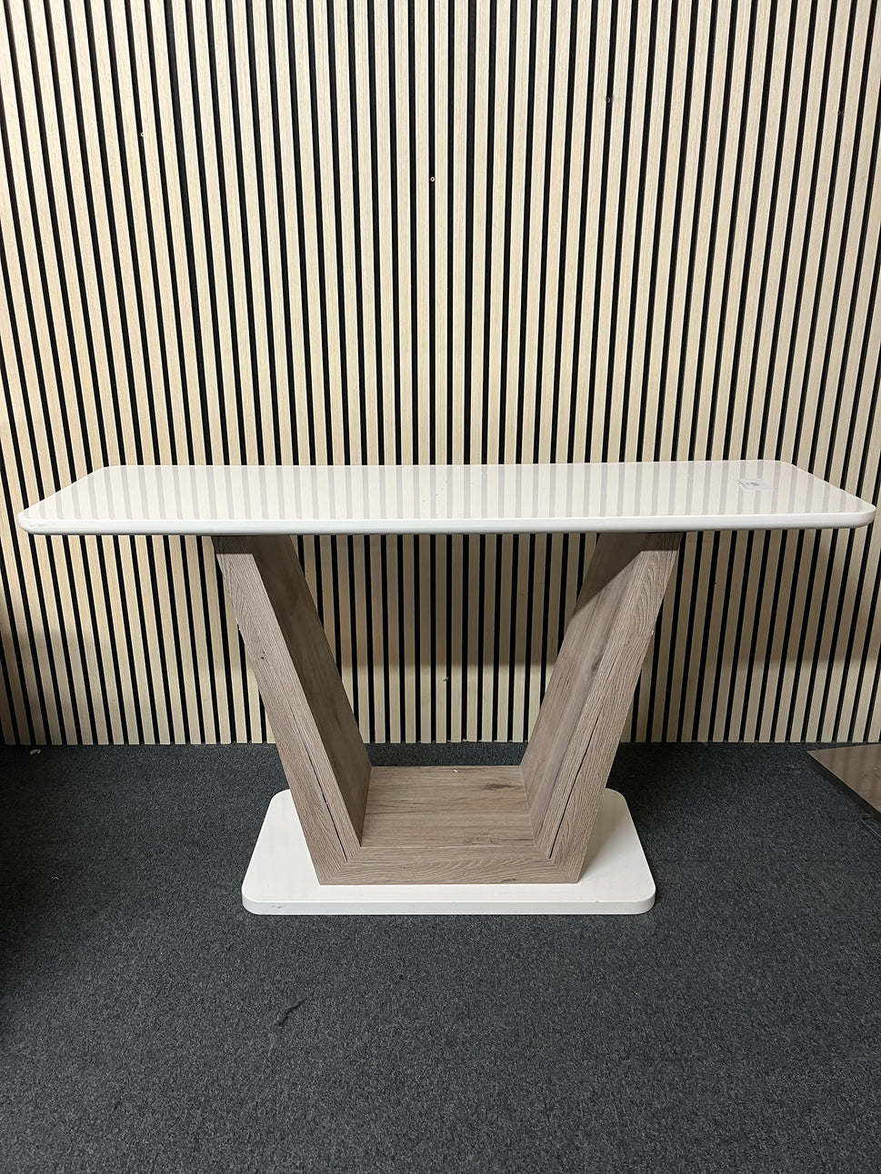 gloss white laminate console table with central base plate (H 79 x W 140 x D 45 cm) 1325