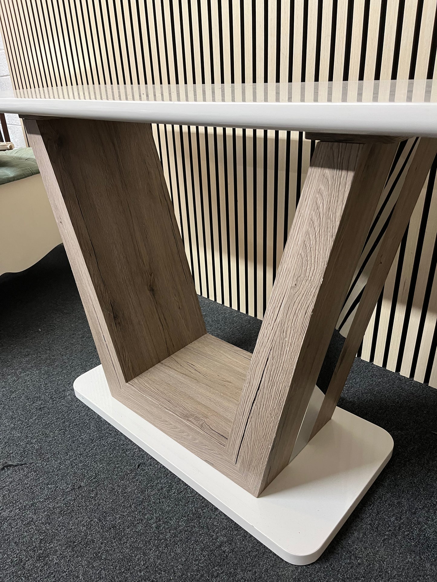 gloss white laminate console table with central base plate (H 79 x W 140 x D 45 cm) 1325