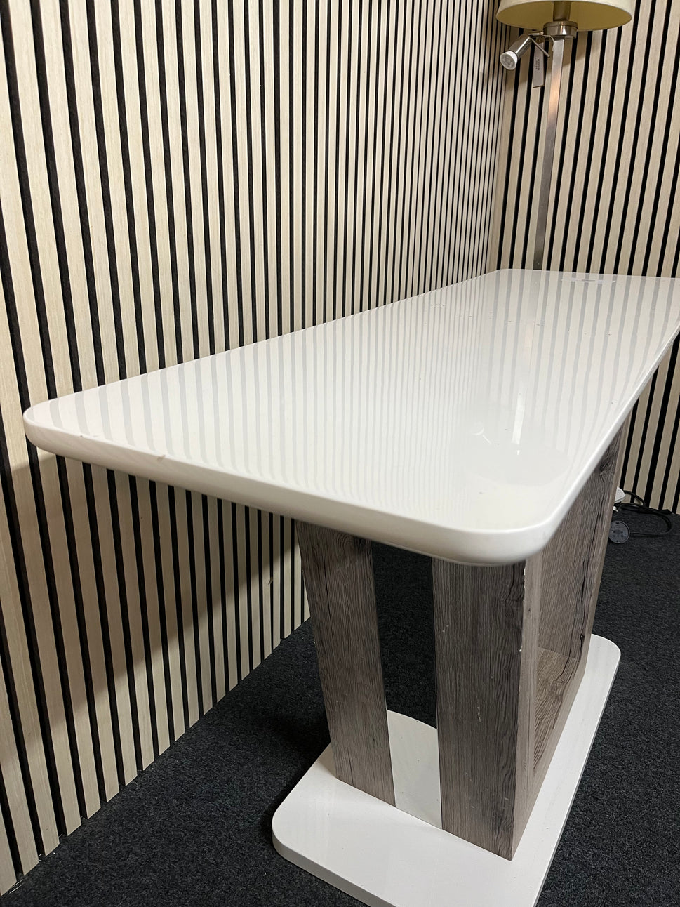 gloss white laminate console table with central base plate (H 79 x W 140 x D 45 cm) 1325