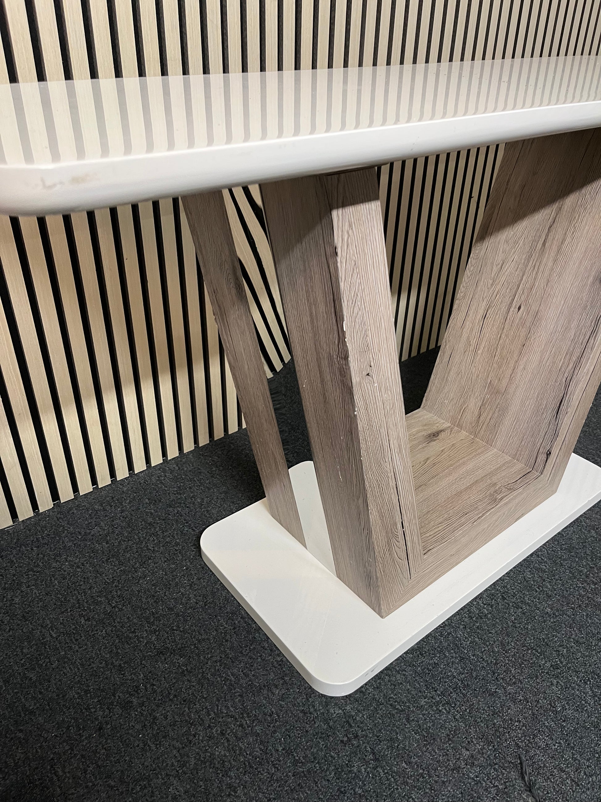 gloss white laminate console table with central base plate (H 79 x W 140 x D 45 cm) 1325