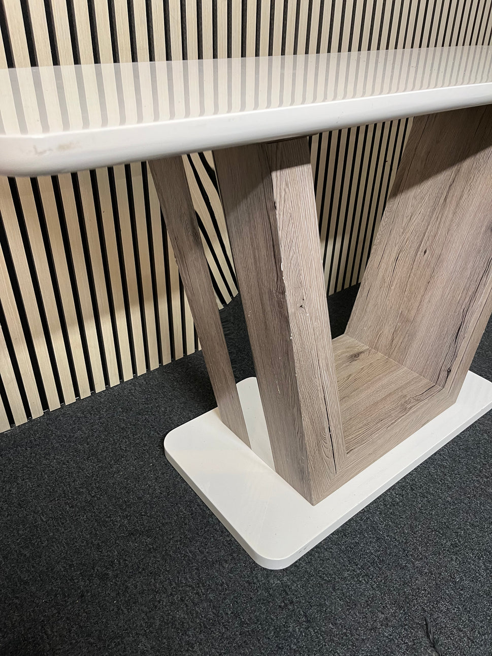 gloss white laminate console table with central base plate (H 79 x W 140 x D 45 cm) 1325