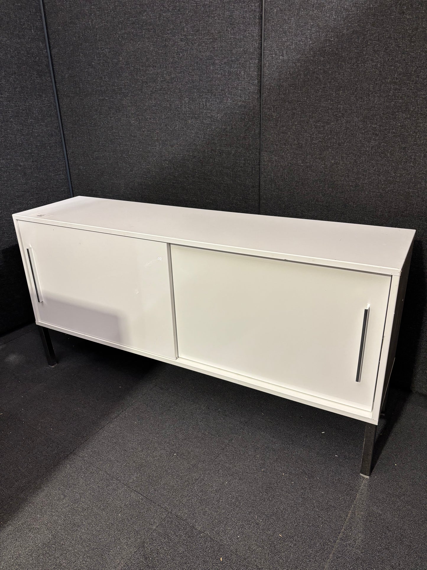 White long 2 sliding door storage unit (H 74 x W 150 x D 40 cm)