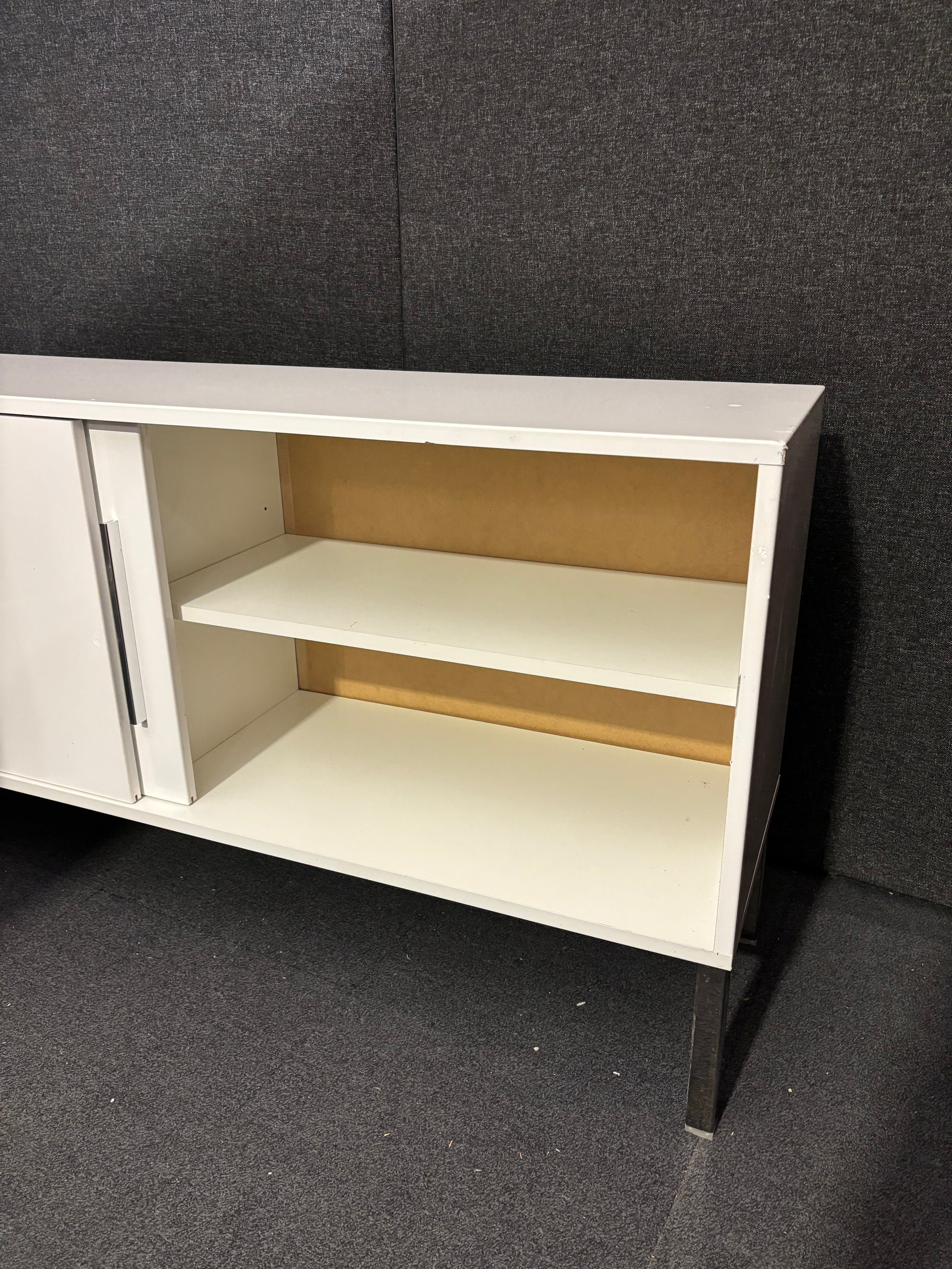 White long 2 sliding door storage unit (H 74 x W 150 x D 40 cm)
