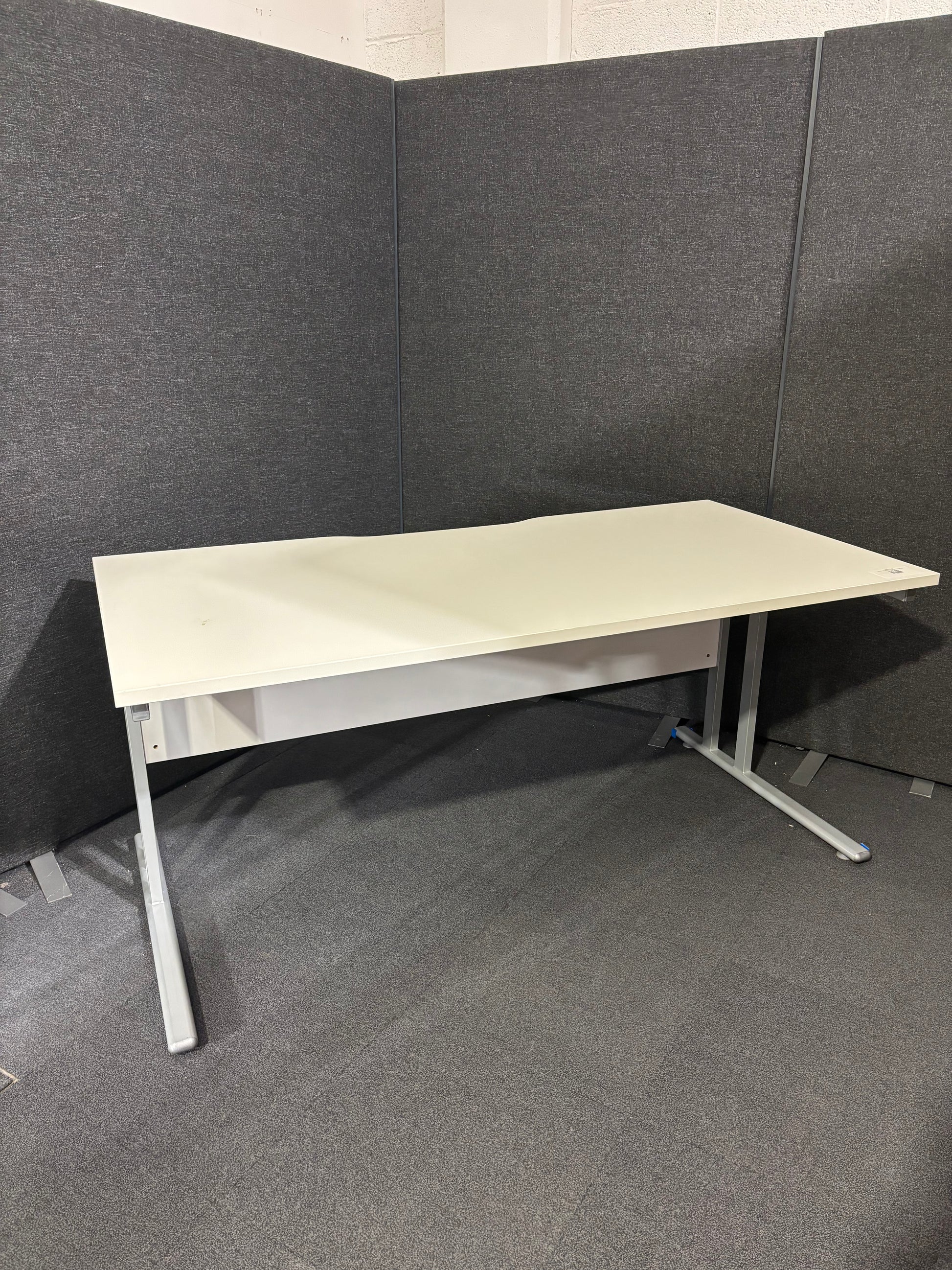 Straight desk 168 with white top (1600mm x 800mm)