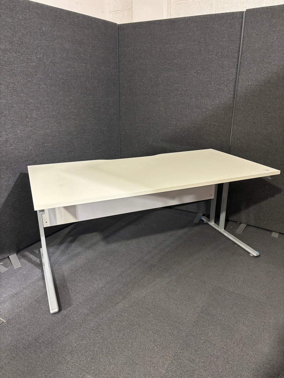 Straight desk 168 with white top (1600mm x 800mm)