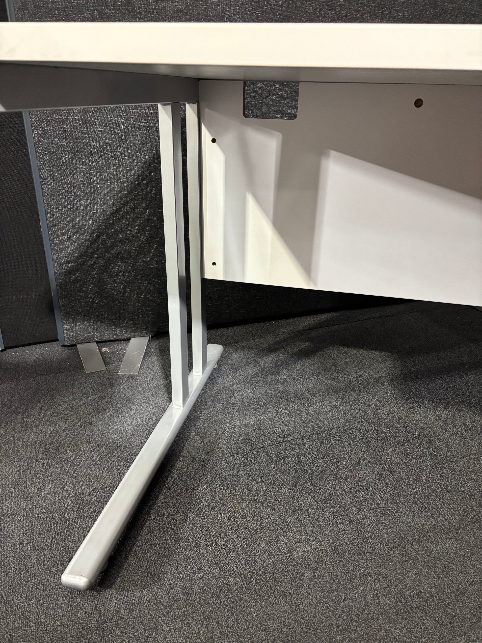 Straight desk 168 with white top (1600mm x 800mm)