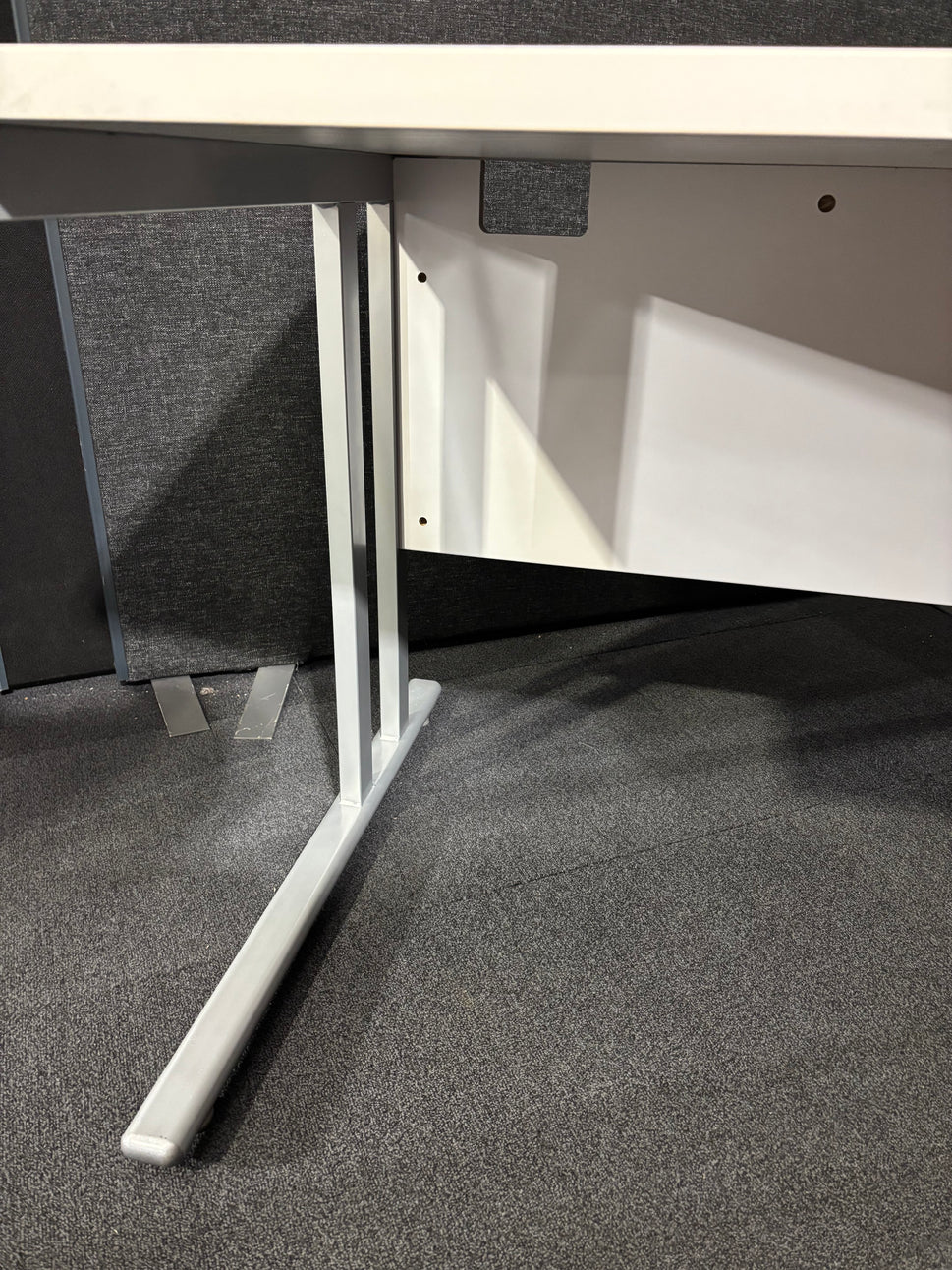 Straight desk 168 with white top (1600mm x 800mm)