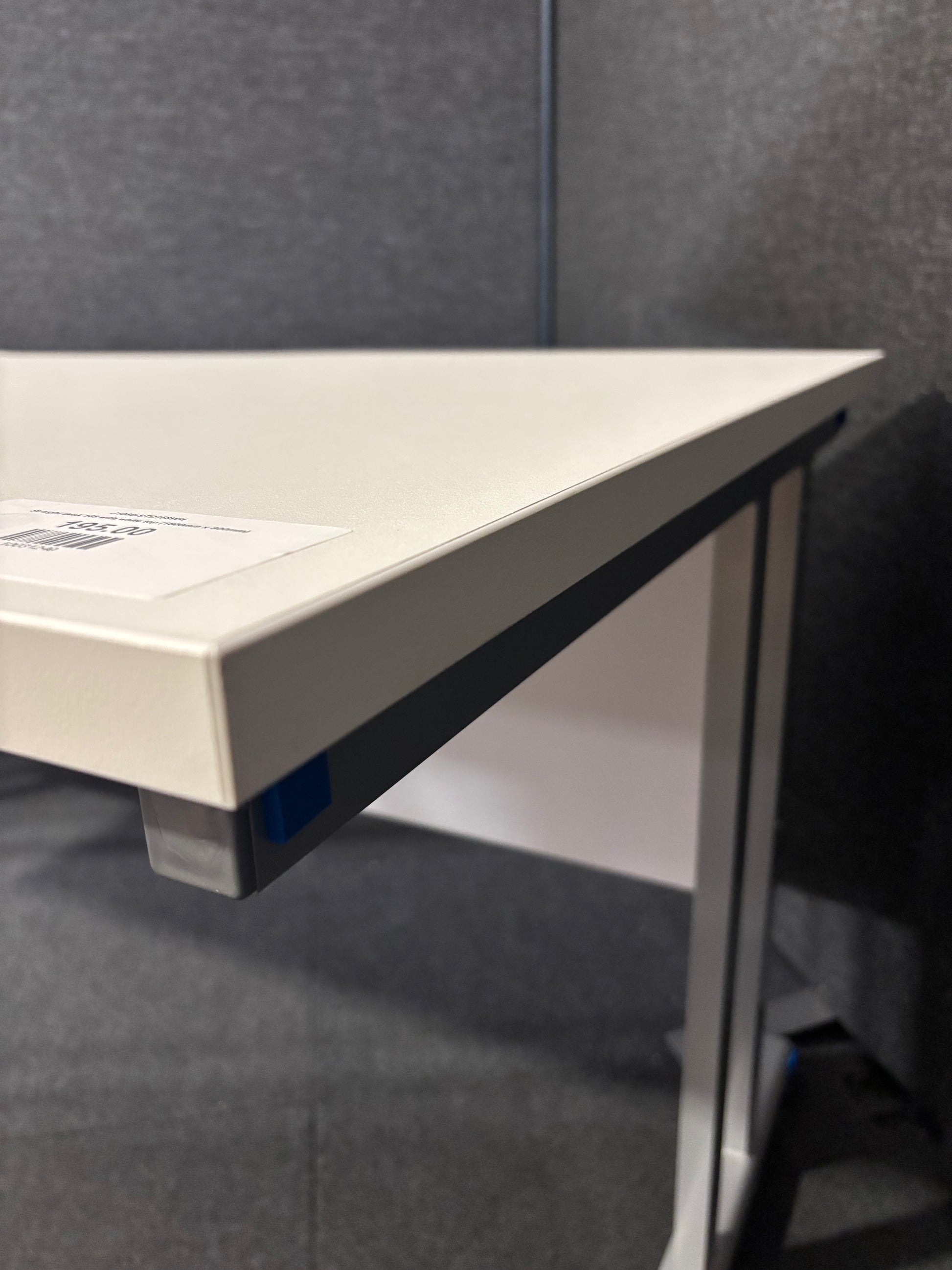Straight desk 168 with white top (1600mm x 800mm)