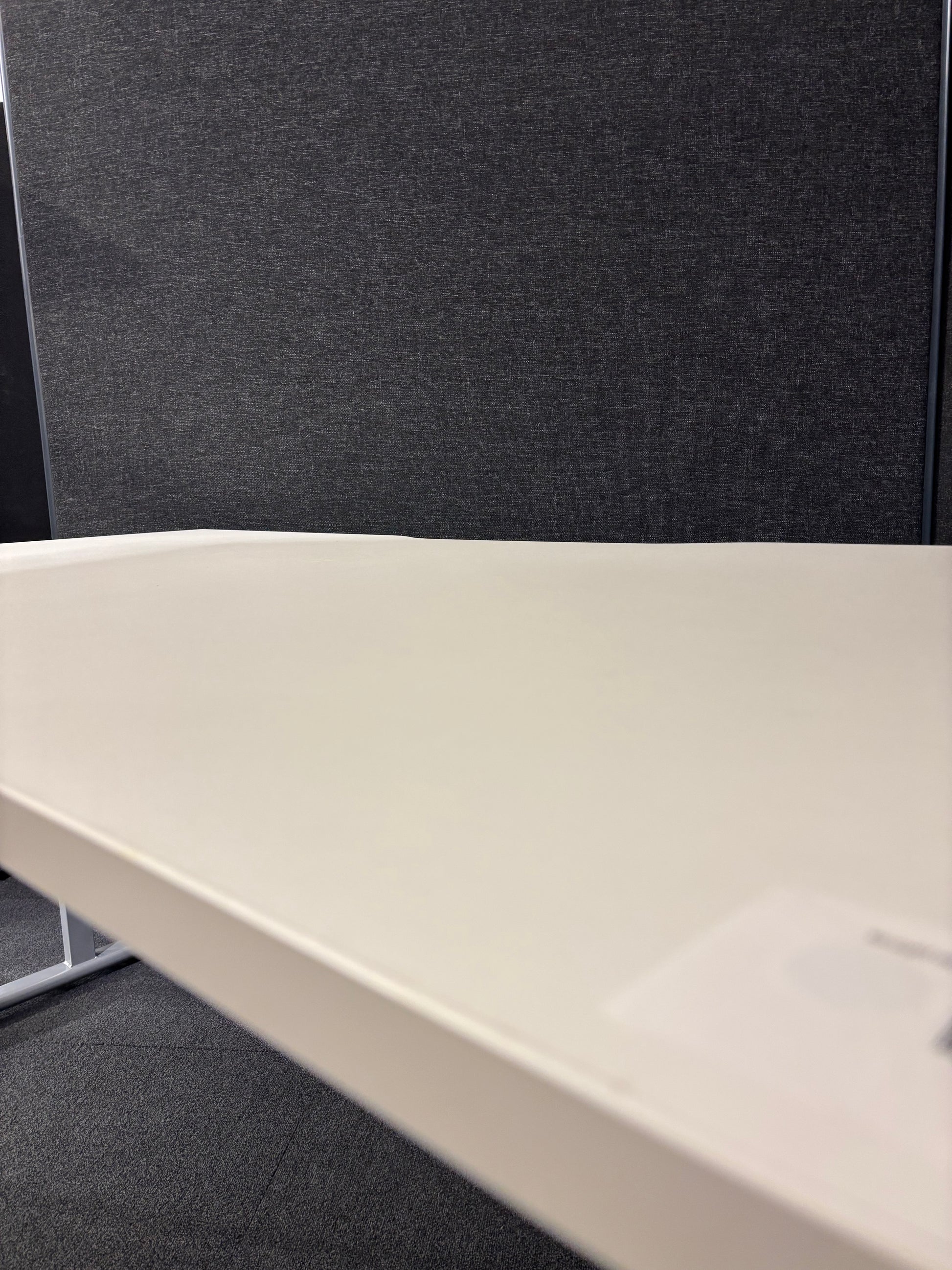 Straight desk 168 with white top (1600mm x 800mm)