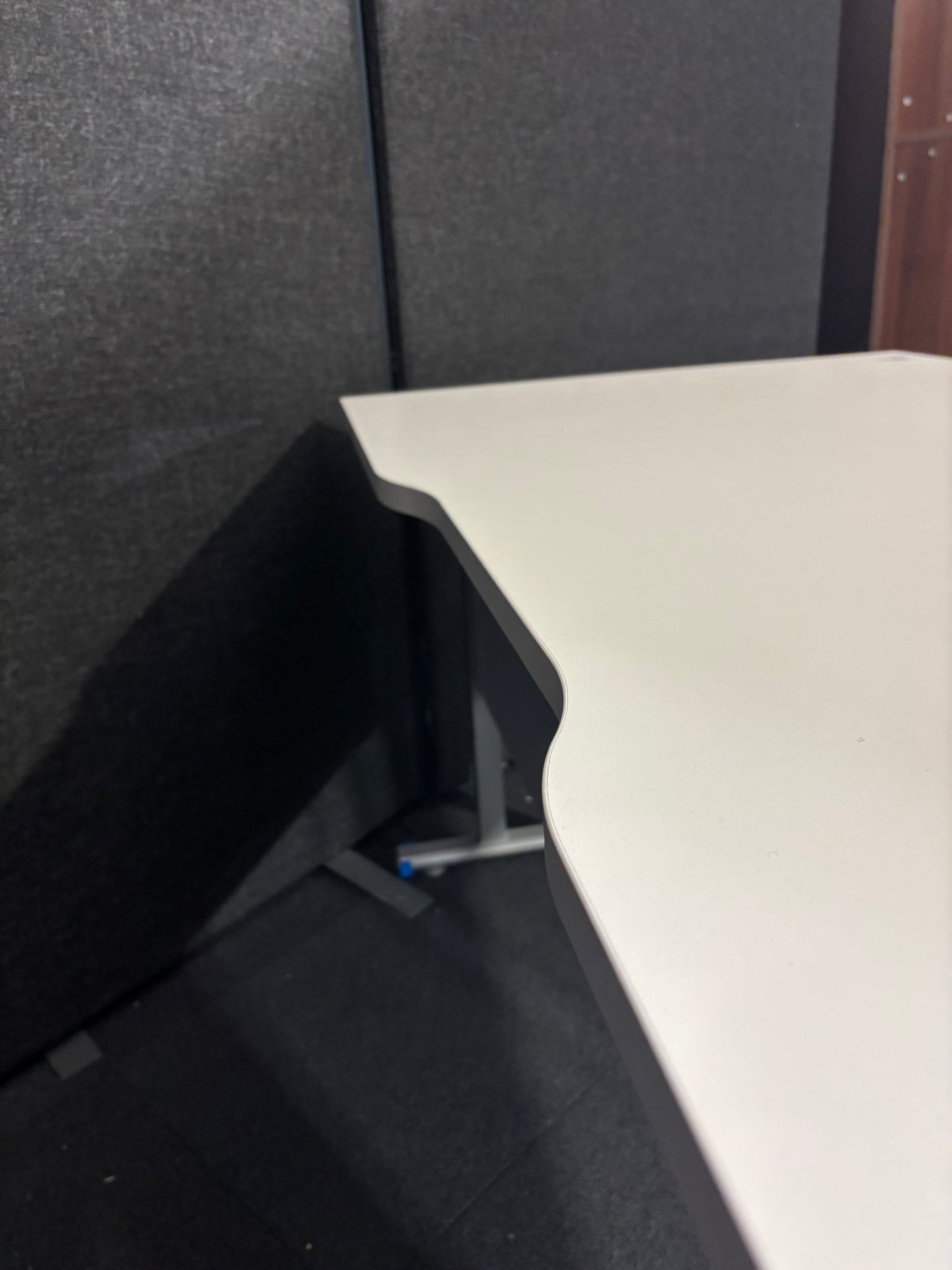 Straight desk 168 with white top (1600mm x 800mm)