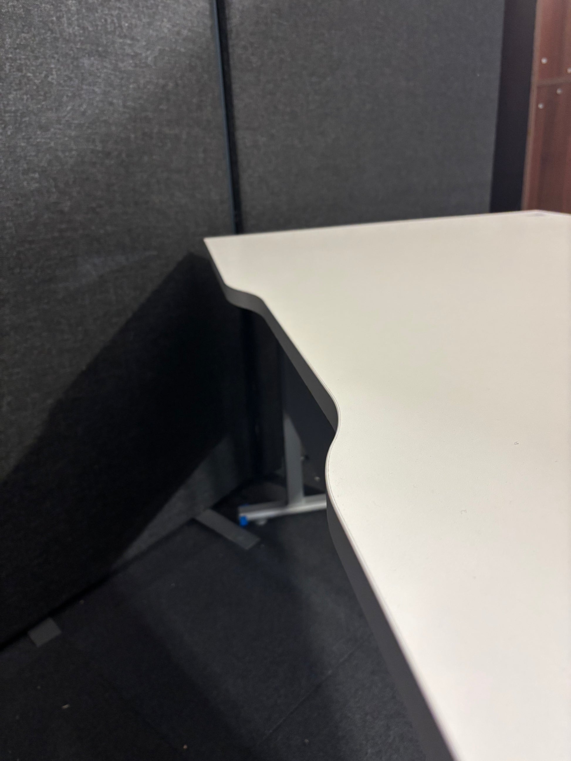 Straight desk 168 with white top (1600mm x 800mm)