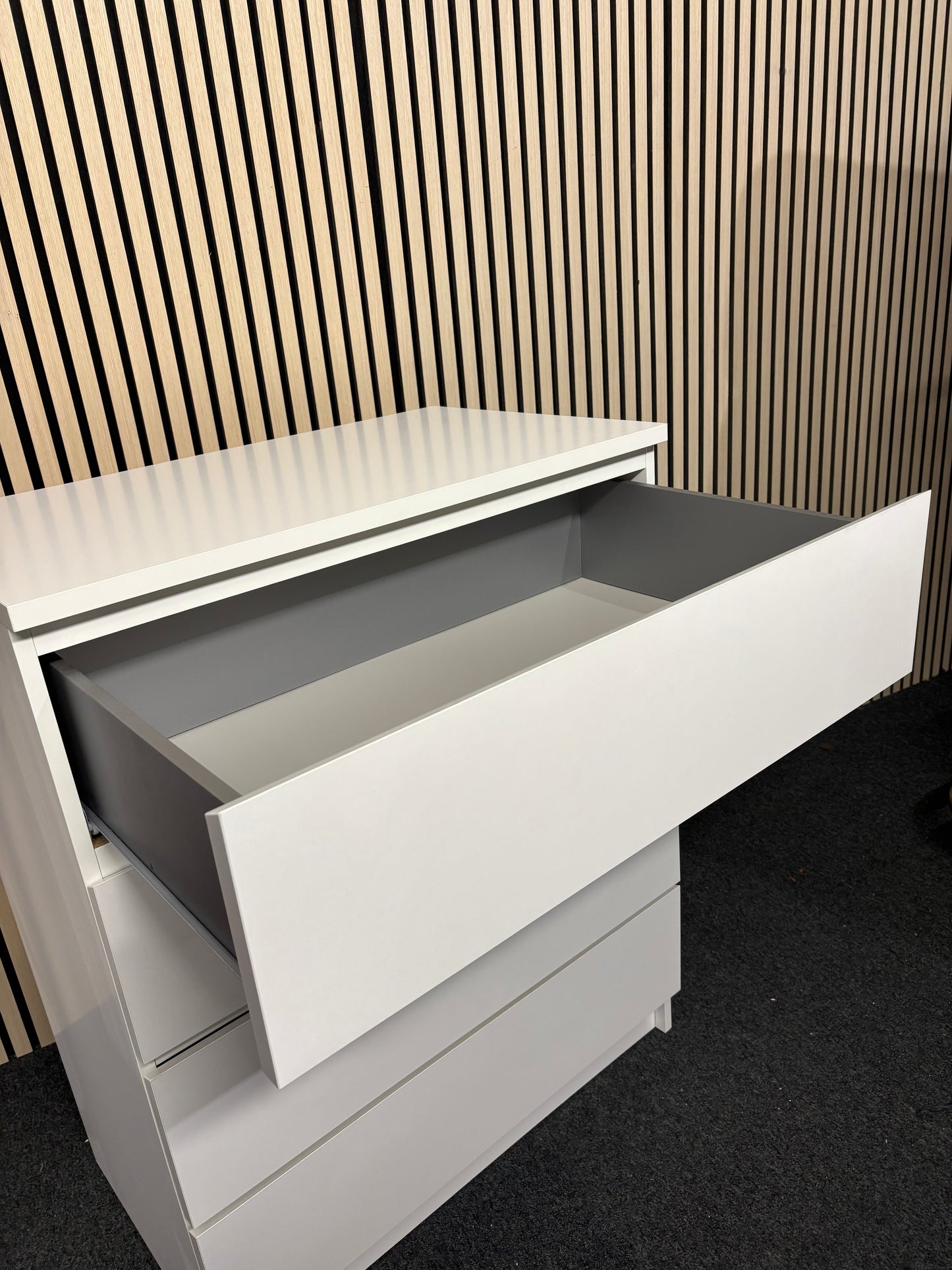 White laminate 4 drawer chest of drawers (H 100 x W 80 x D 50 cm)
