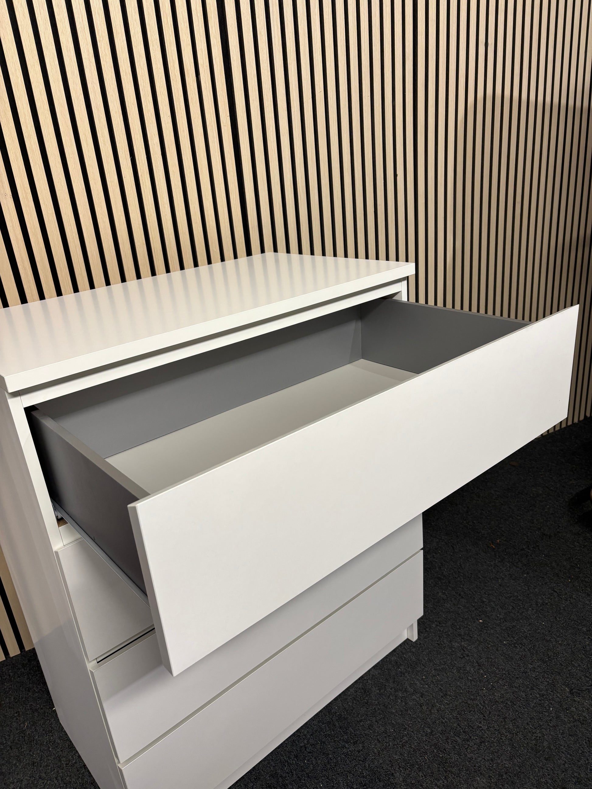 White laminate 4 drawer chest of drawers (H 100 x W 80 x D 50 cm)