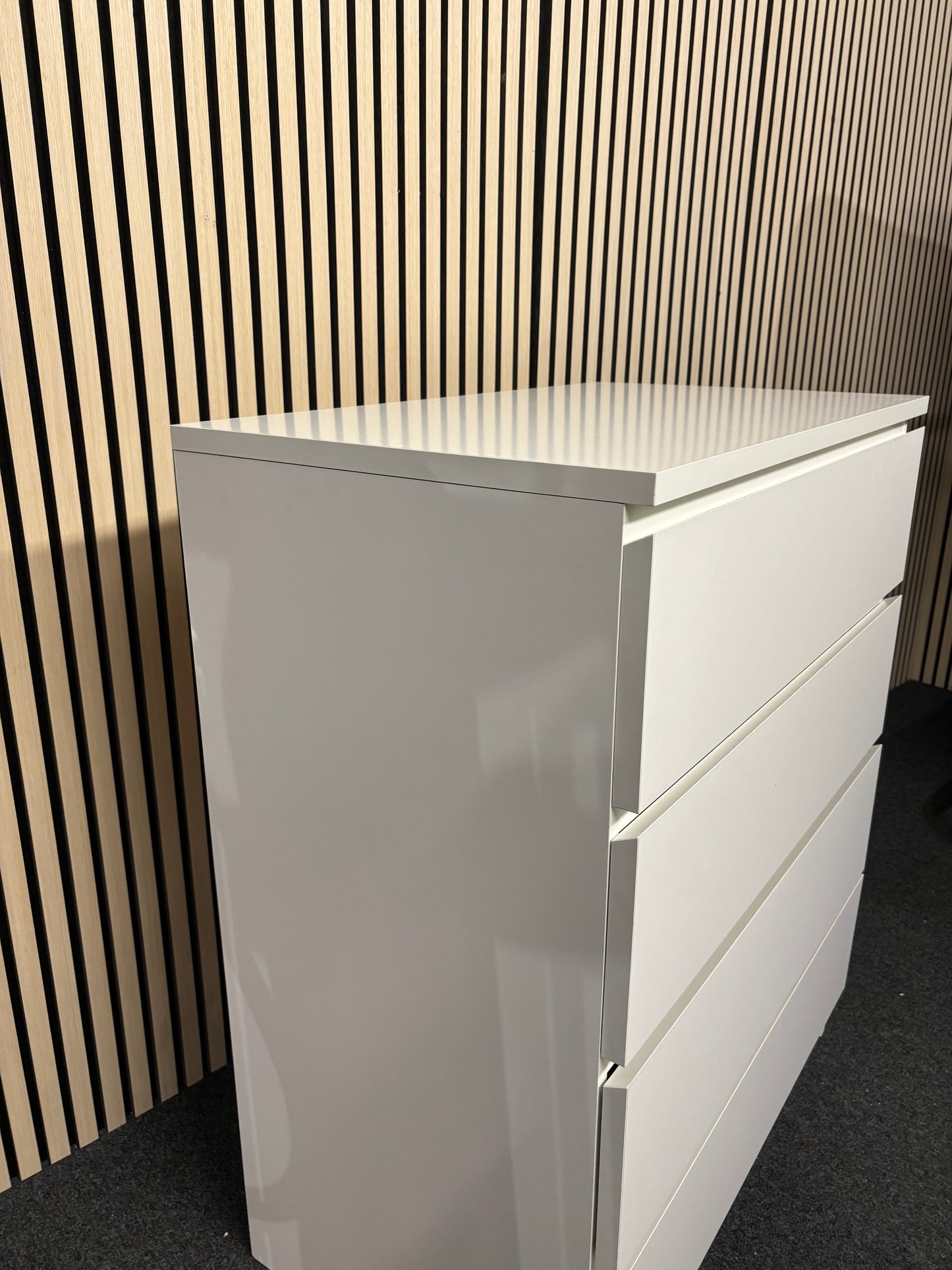 White laminate 4 drawer chest of drawers (H 100 x W 80 x D 50 cm)