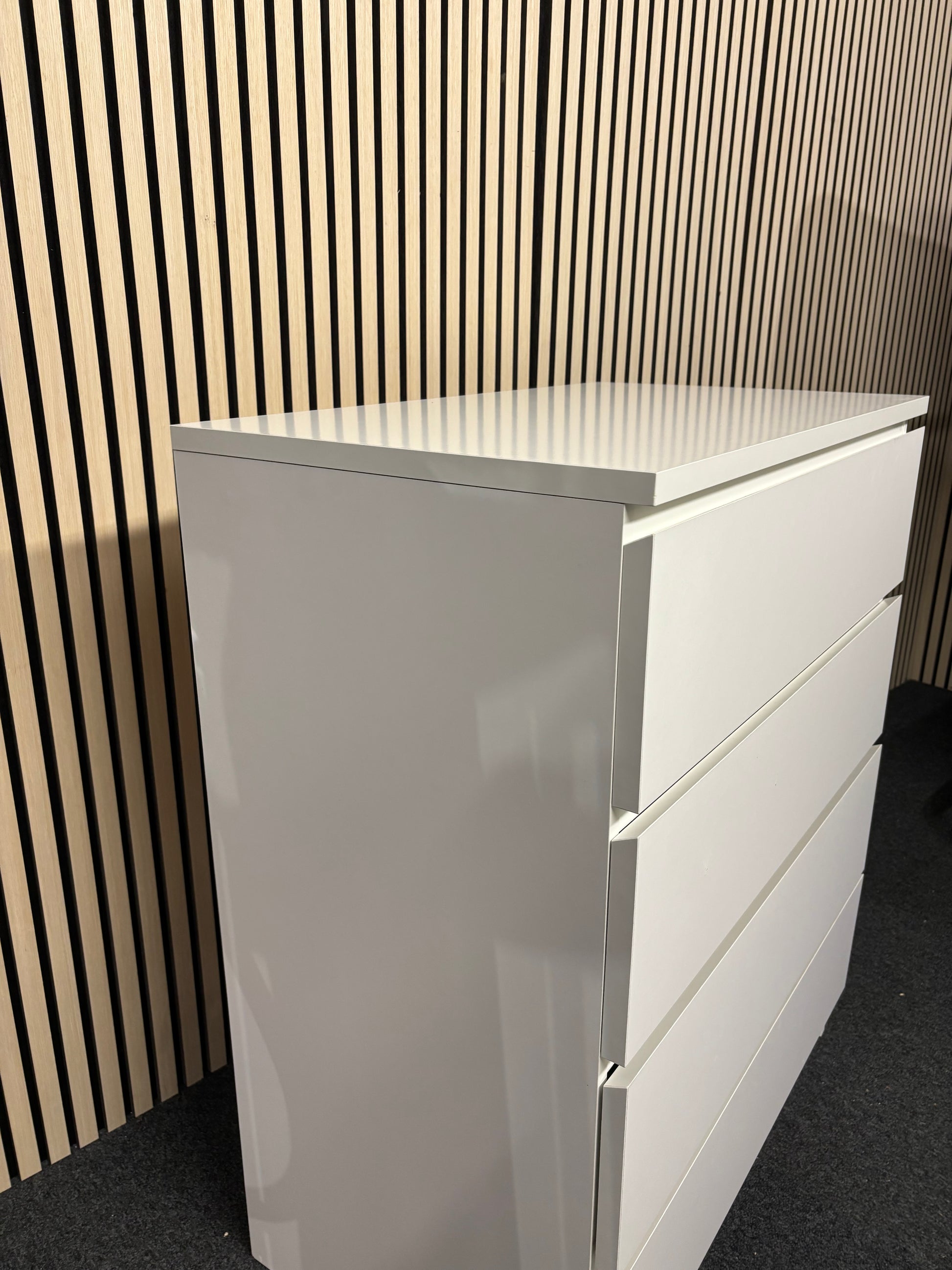 White laminate 4 drawer chest of drawers (H 100 x W 80 x D 50 cm)