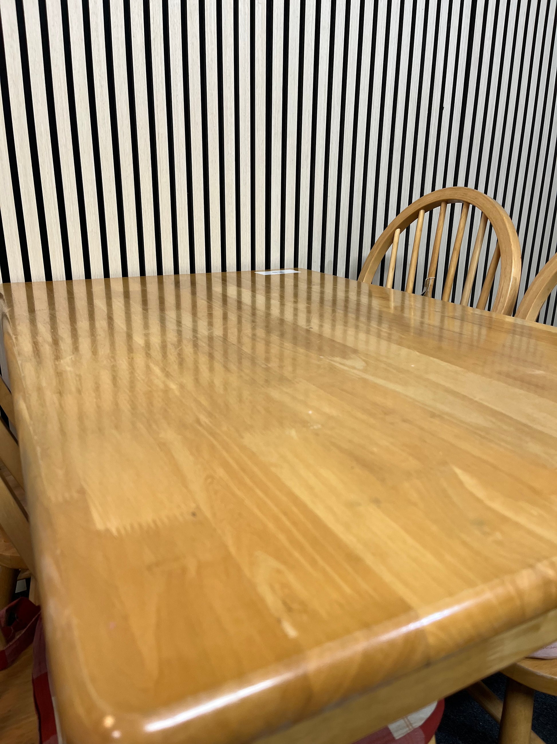 Solid hardwood 4ft dining table with 4 bentback matching dining chairs 2325