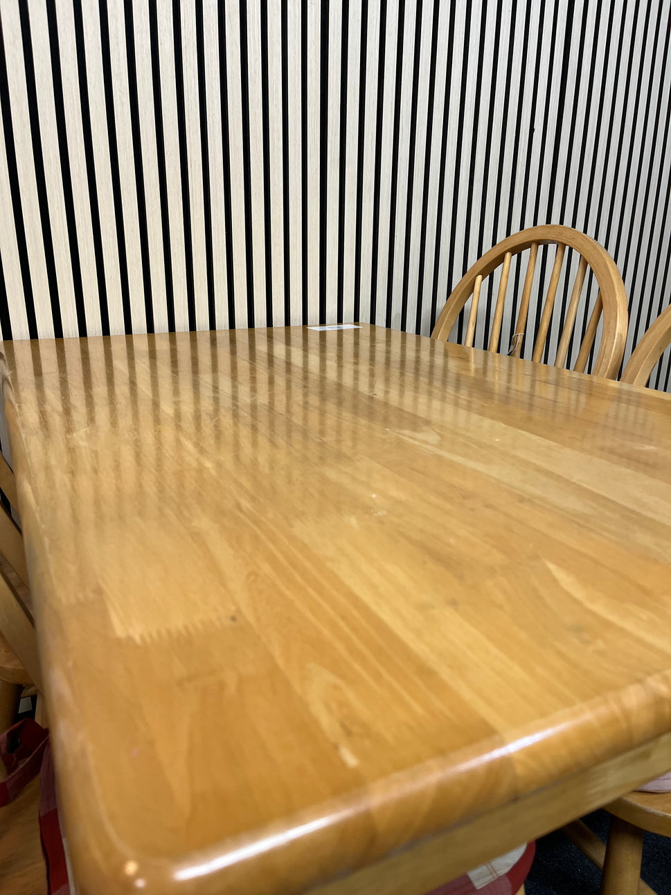 Solid hardwood 4ft dining table with 4 bentback matching dining chairs 2325