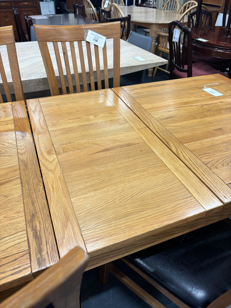 Solid oak extendable dining table with 5 matching solid oak slatted back dining chairs with leatherette seats (H 75 x W 150, 195 x D 90 cm) 2425