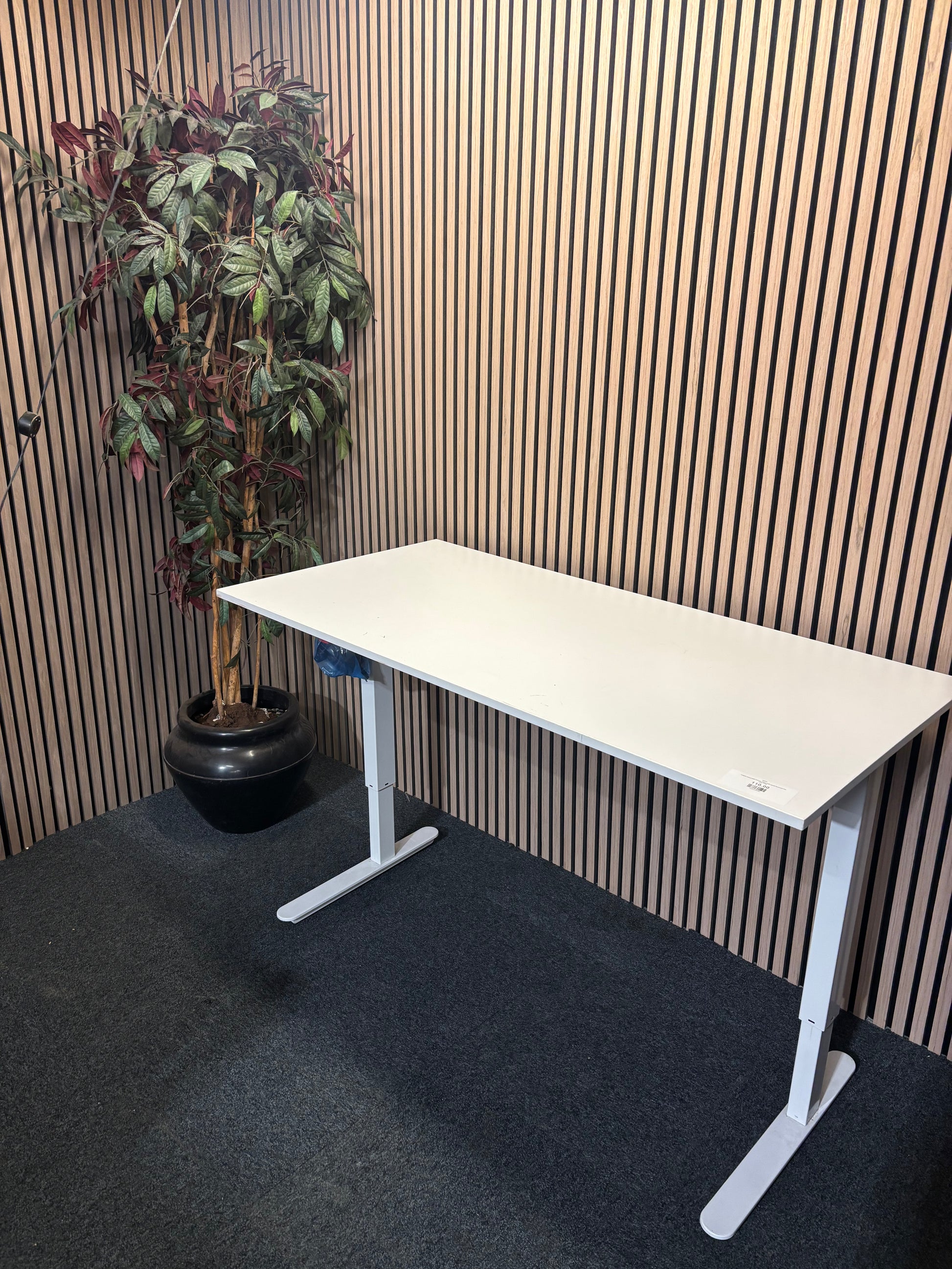 height adjustable electric desk with white laminate top Jysk 3126