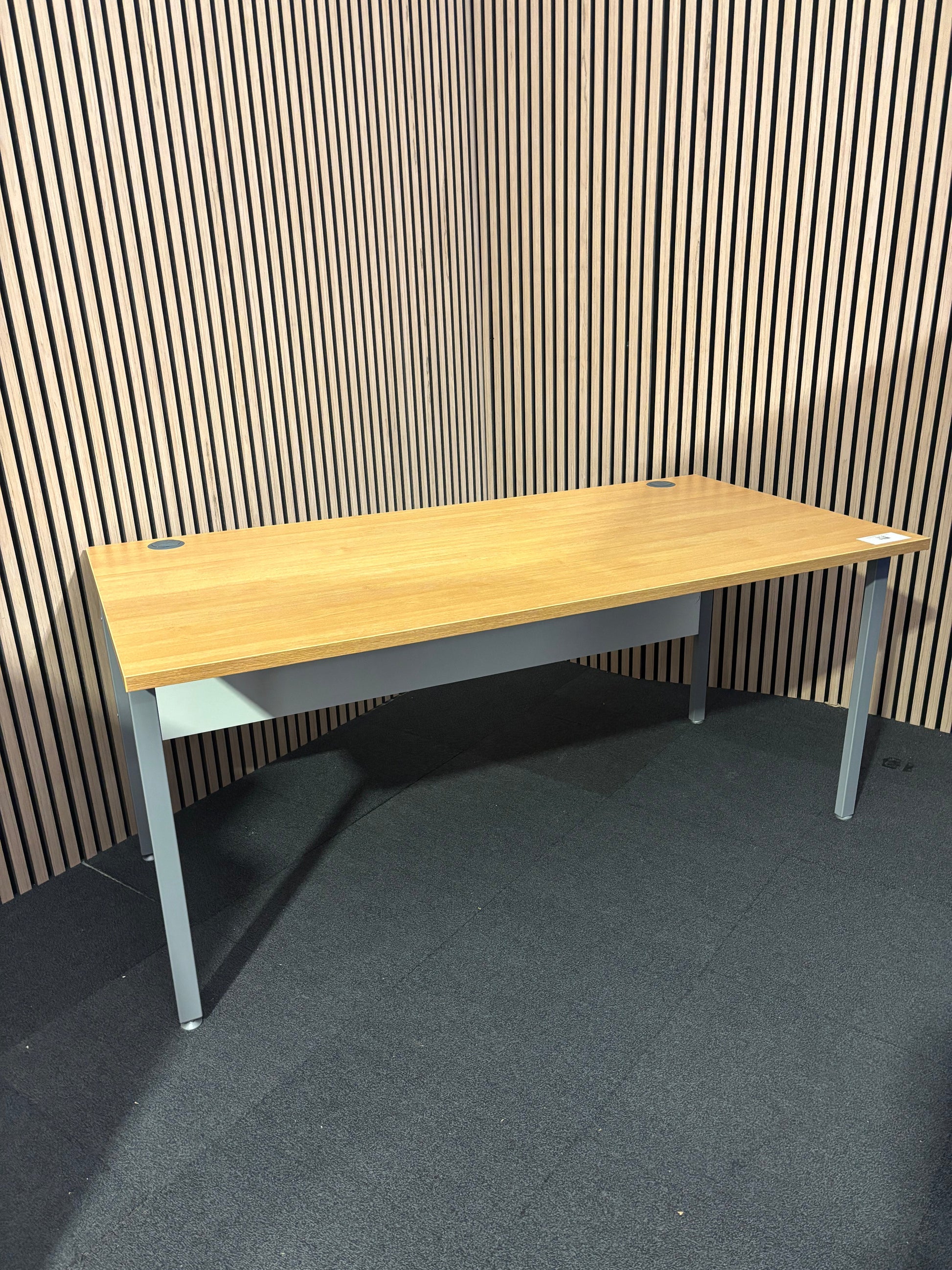Straight desk 168  (1600mm x 800mm)