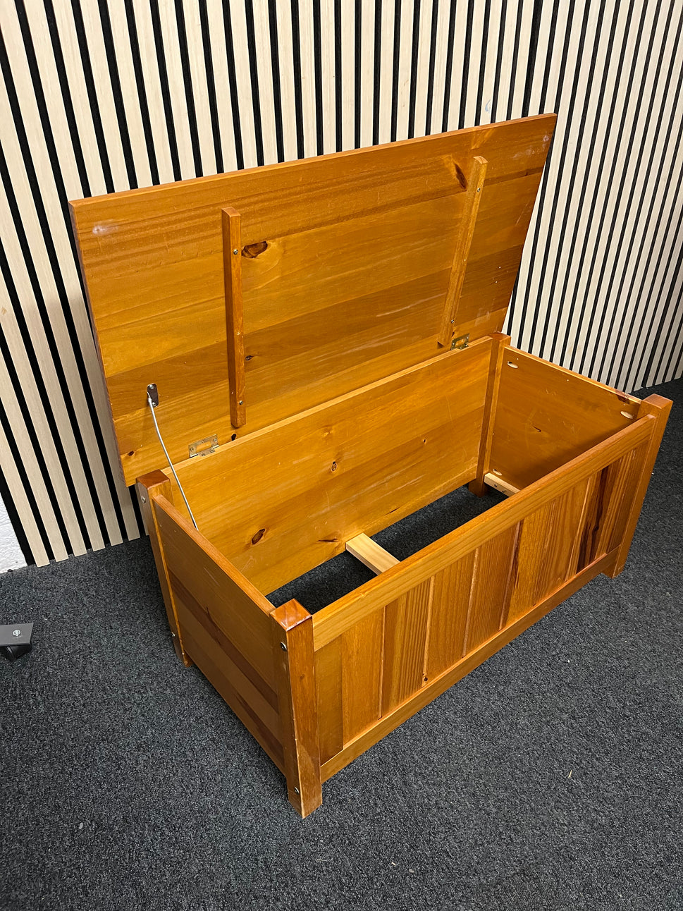 pine blanket box  2425