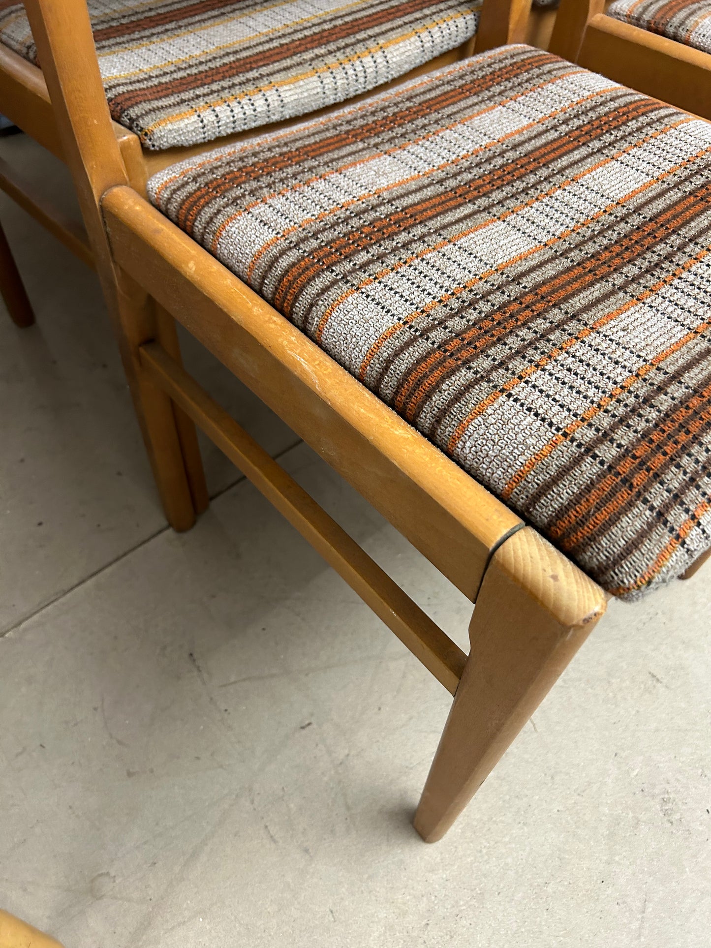 Retro oak stained kitchen chair, mixed seat fabric  Q4123