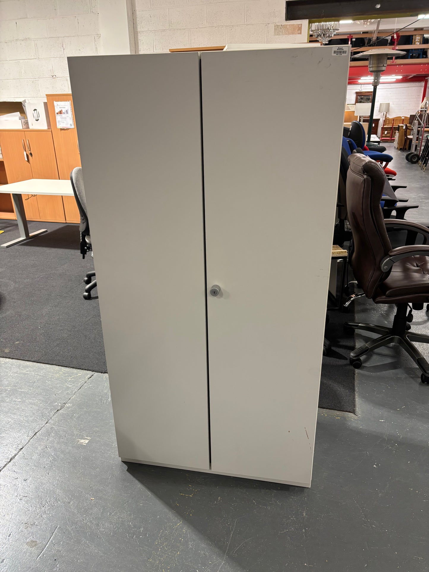 Small white 2 door storage unit (H 155 x W 80 x D 45 cm)