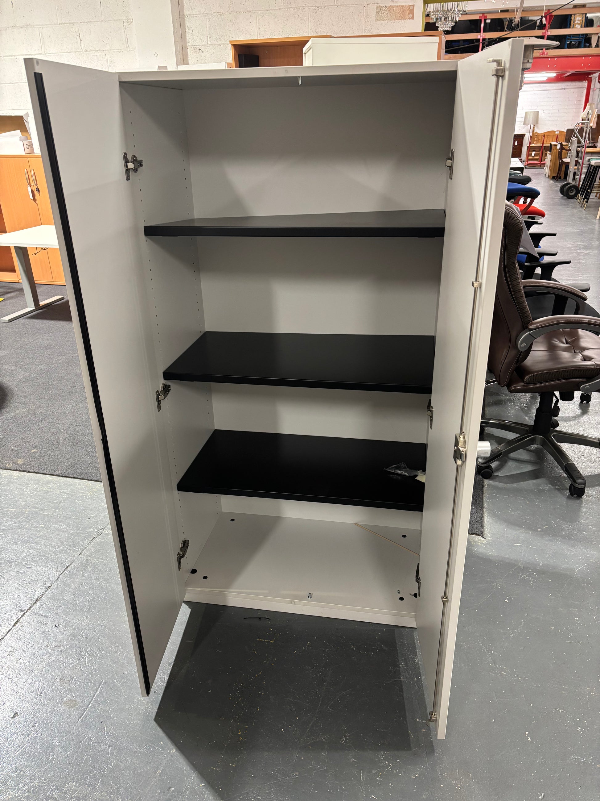 Small white 2 door storage unit (H 155 x W 80 x D 45 cm)