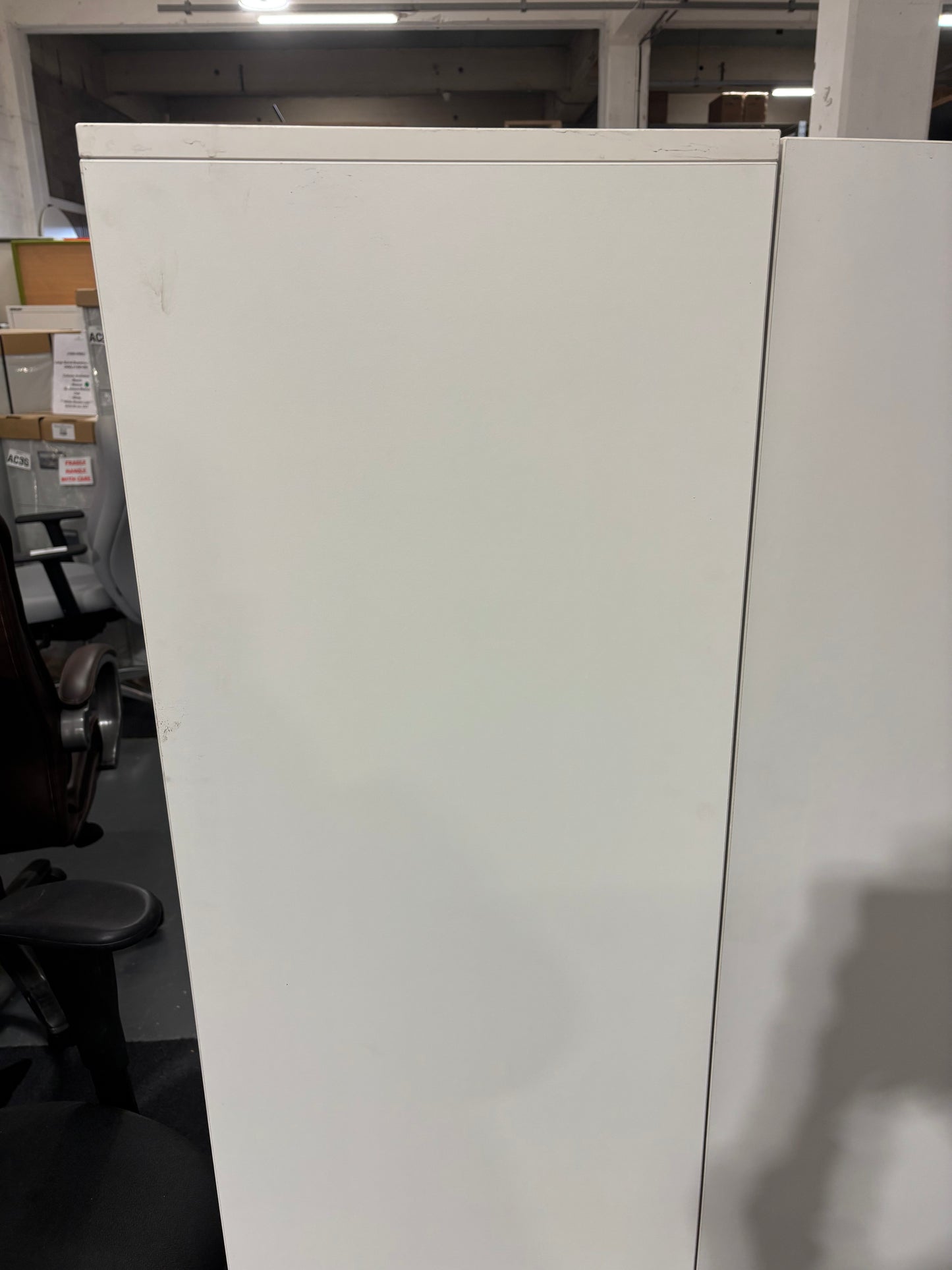 Small white 2 door storage unit (H 155 x W 80 x D 45 cm)