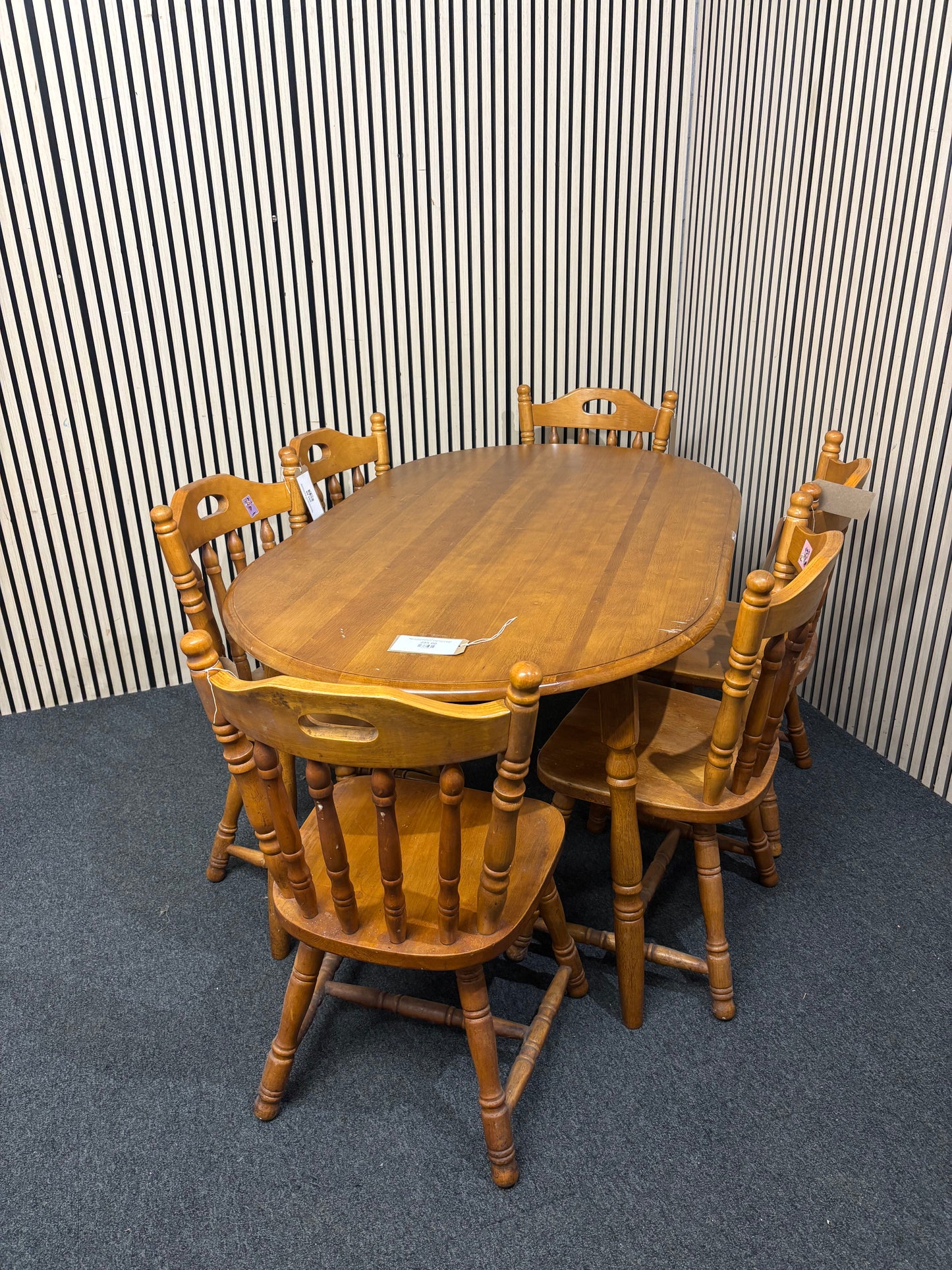 Solid pine framed kitchen table with 6 solid pine spindle back matching chairs (H 74 x W 148 x D 89 cm) 3126