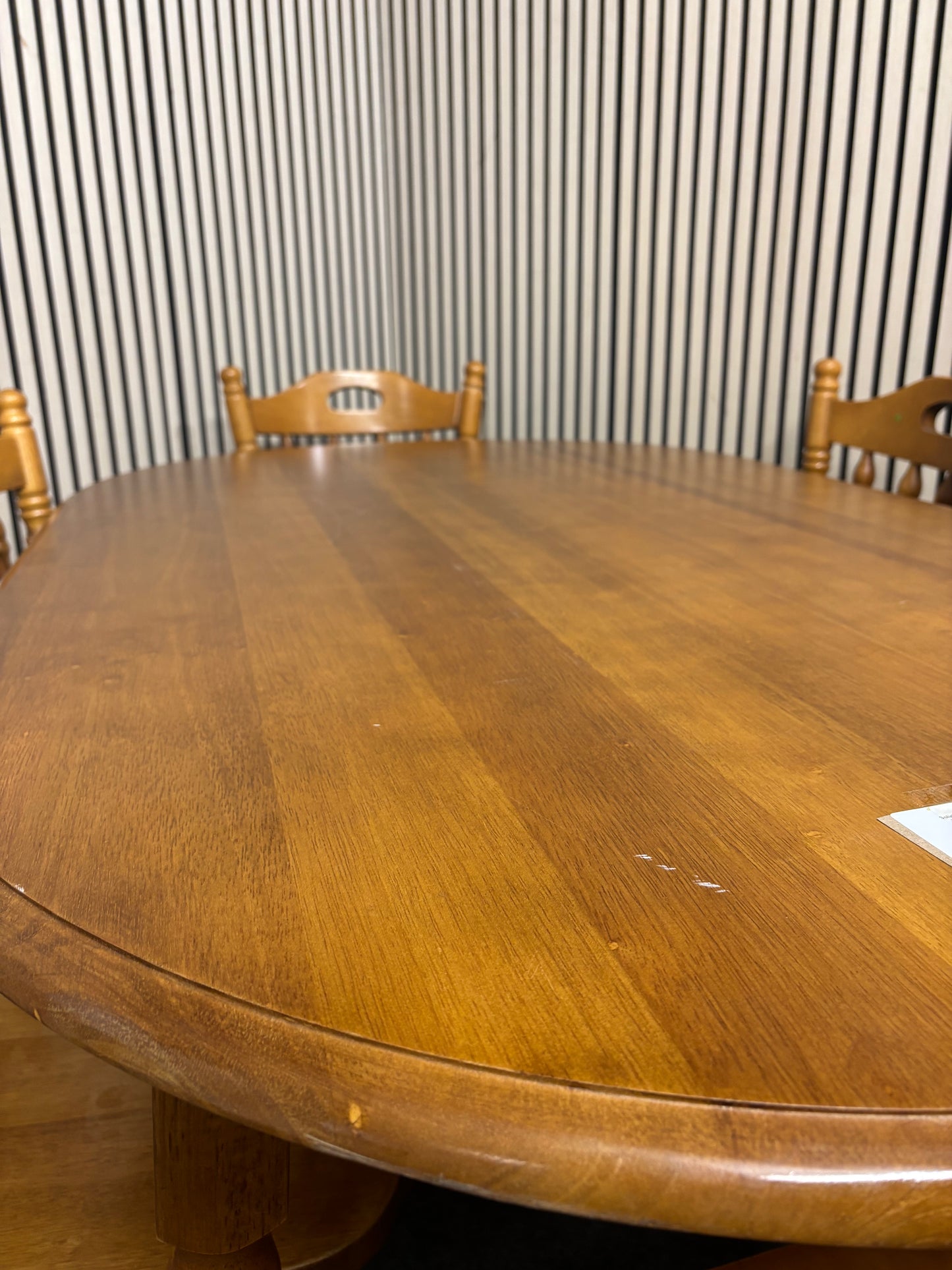 Solid pine framed kitchen table with 6 solid pine spindle back matching chairs (H 74 x W 148 x D 89 cm) 3126