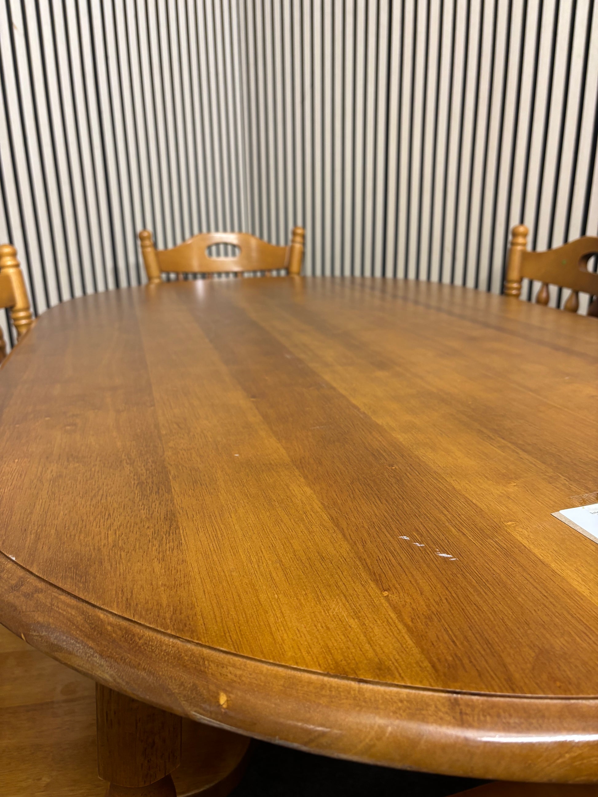 Solid pine framed kitchen table with 6 solid pine spindle back matching chairs (H 74 x W 148 x D 89 cm) 3126
