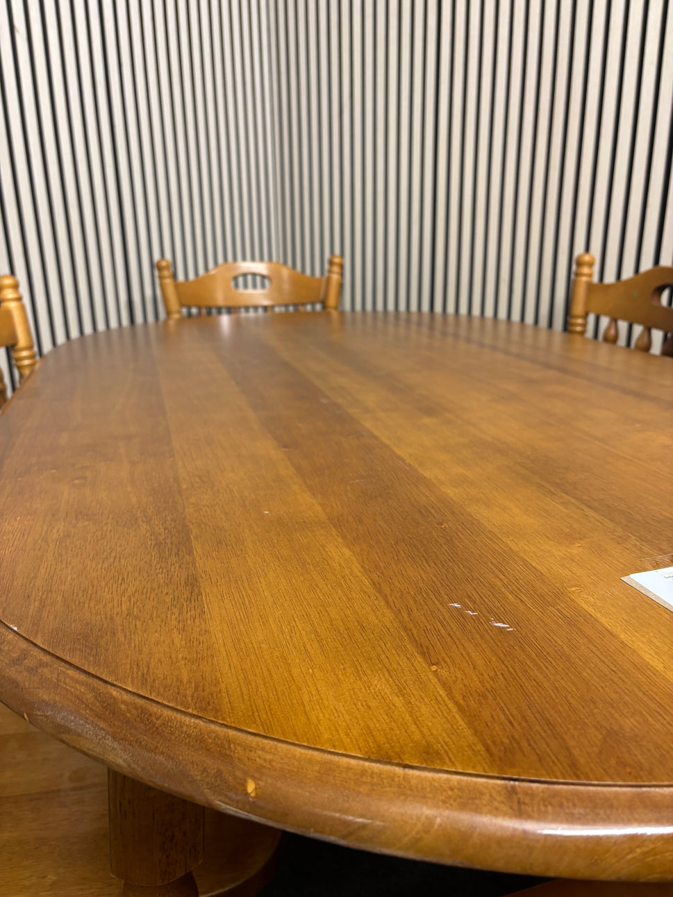 Solid pine framed kitchen table with 6 solid pine spindle back matching chairs (H 74 x W 148 x D 89 cm) 3126
