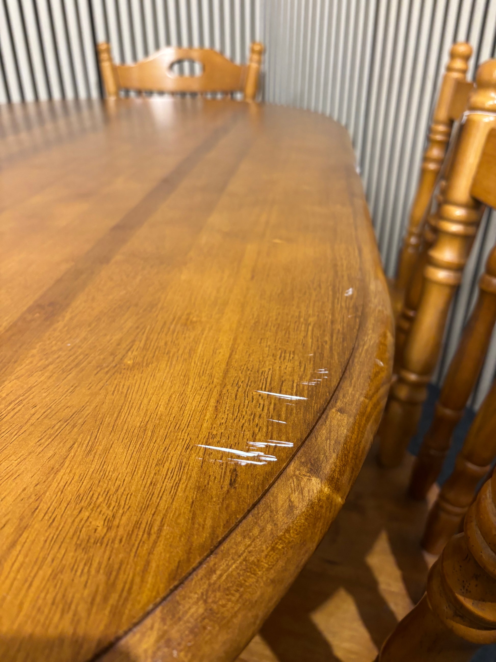 Solid pine framed kitchen table with 6 solid pine spindle back matching chairs (H 74 x W 148 x D 89 cm) 3126
