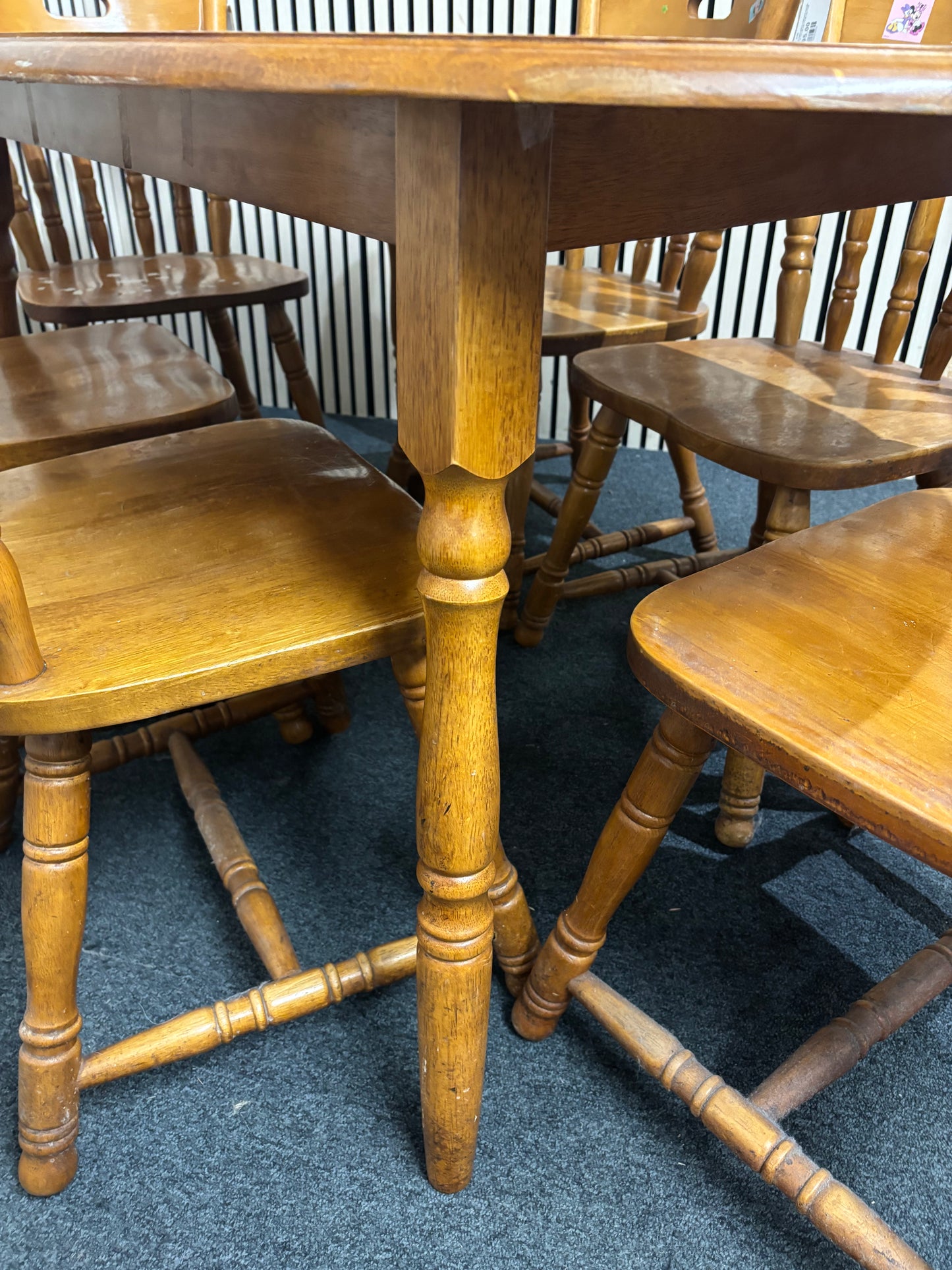 Solid pine framed kitchen table with 6 solid pine spindle back matching chairs (H 74 x W 148 x D 89 cm) 3126