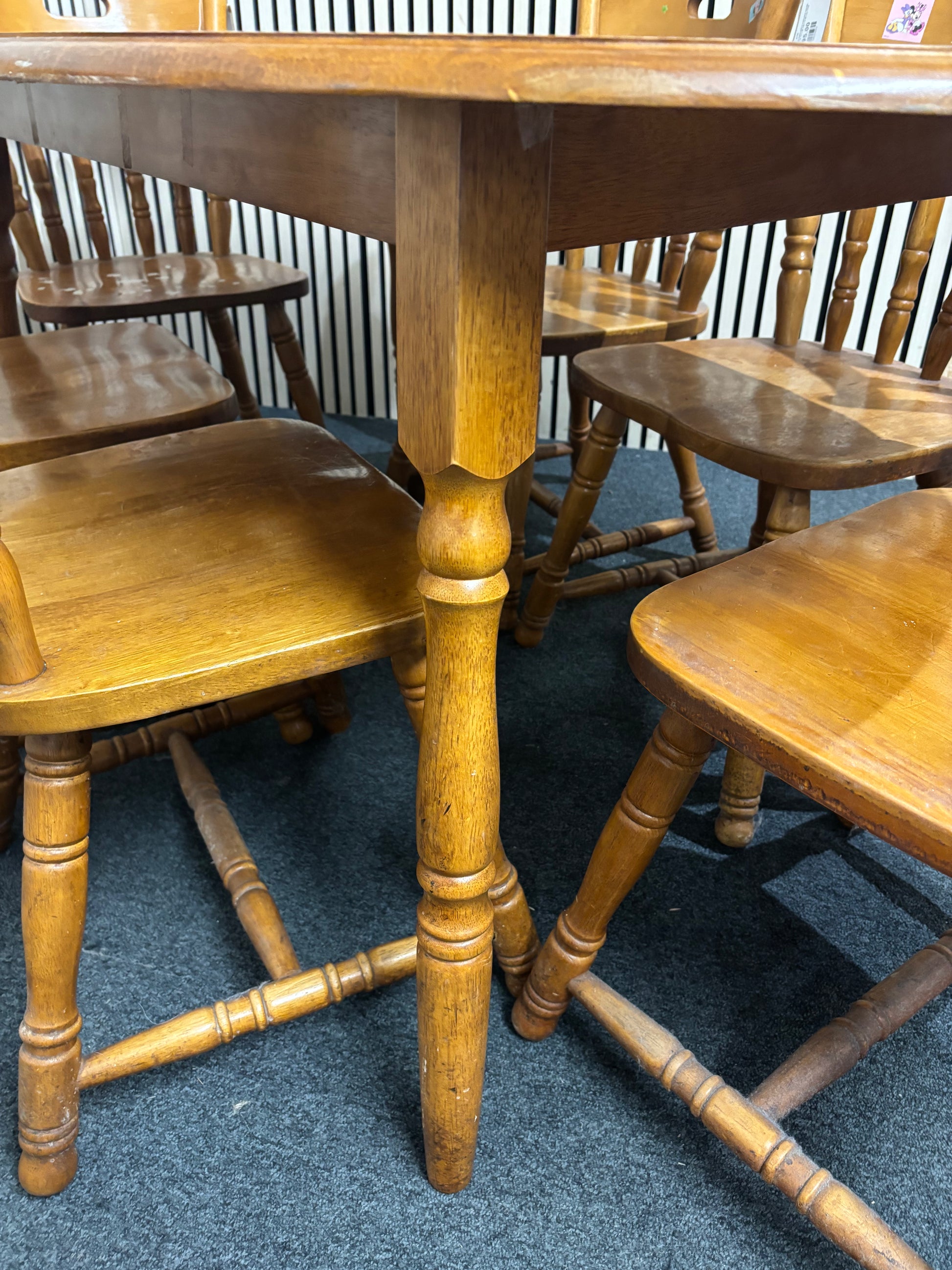 Solid pine framed kitchen table with 6 solid pine spindle back matching chairs (H 74 x W 148 x D 89 cm) 3126