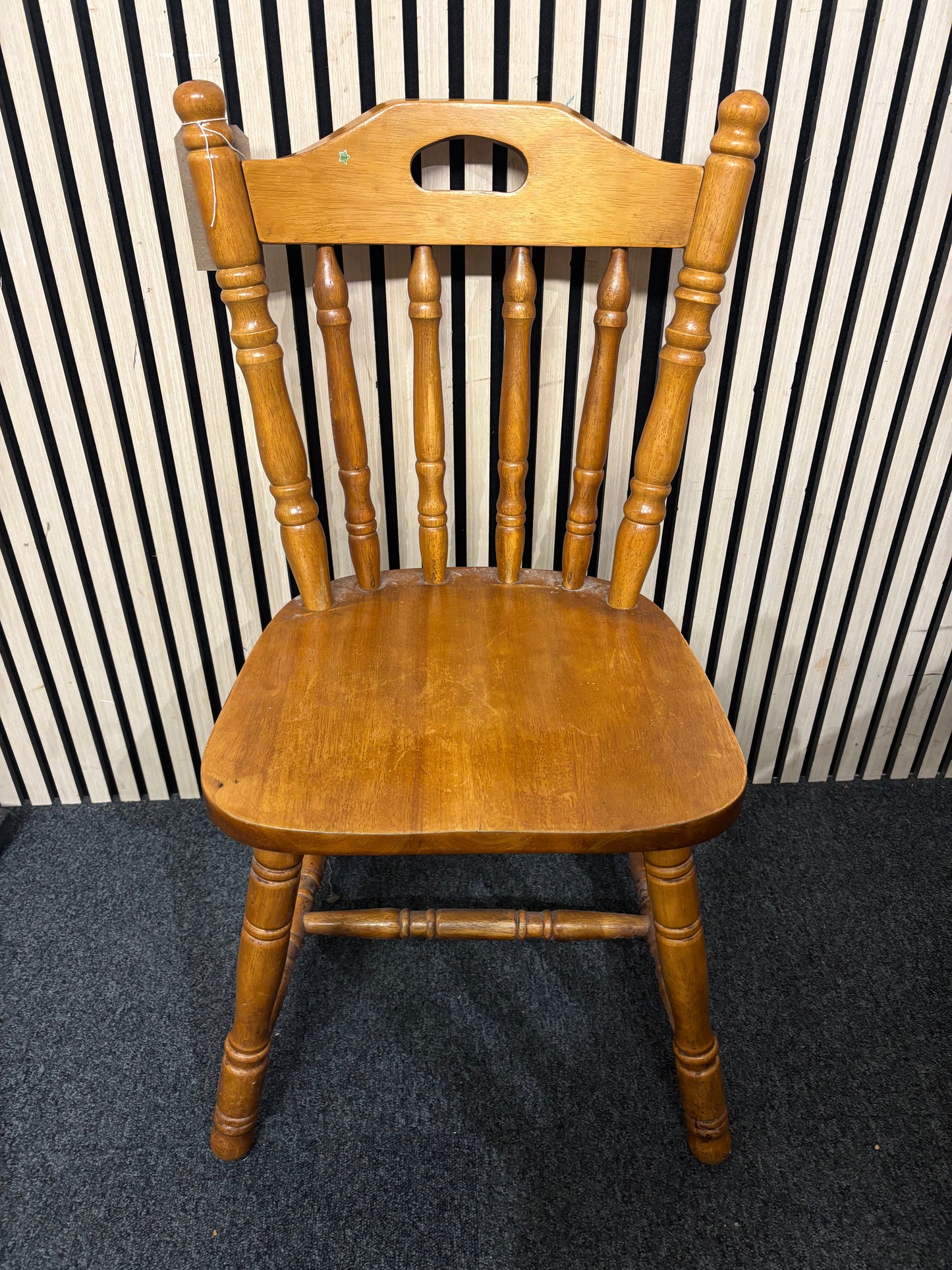 Solid pine framed kitchen table with 6 solid pine spindle back matching chairs (H 74 x W 148 x D 89 cm) 3126
