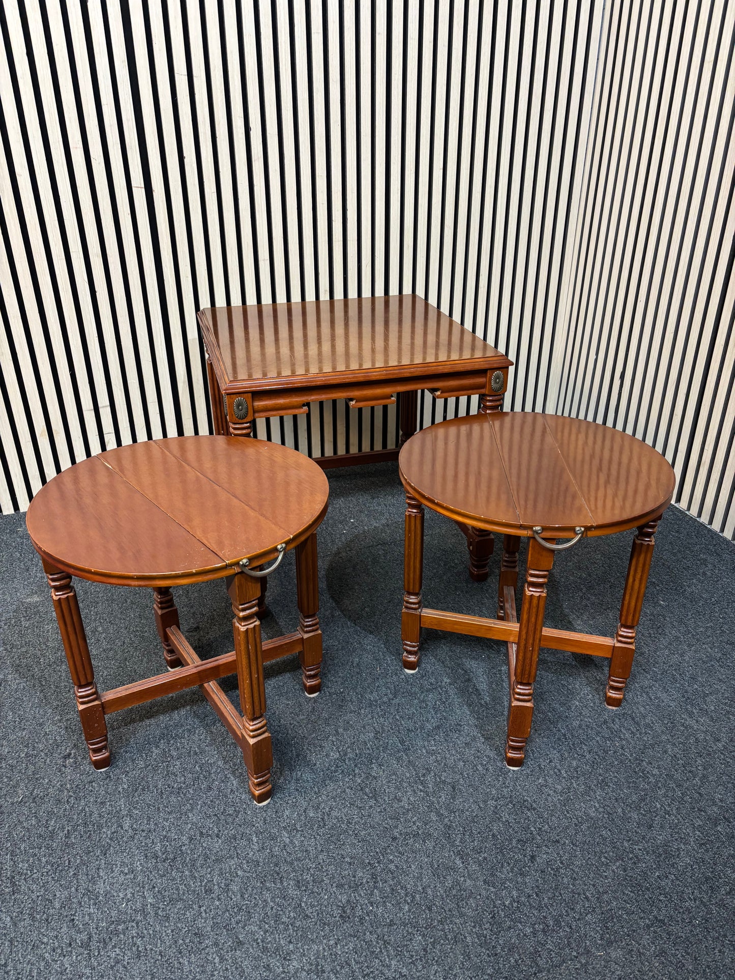 Oval pine framed gate leg kitchen table (W 37, 147 extnd x D 107 cm) 3126