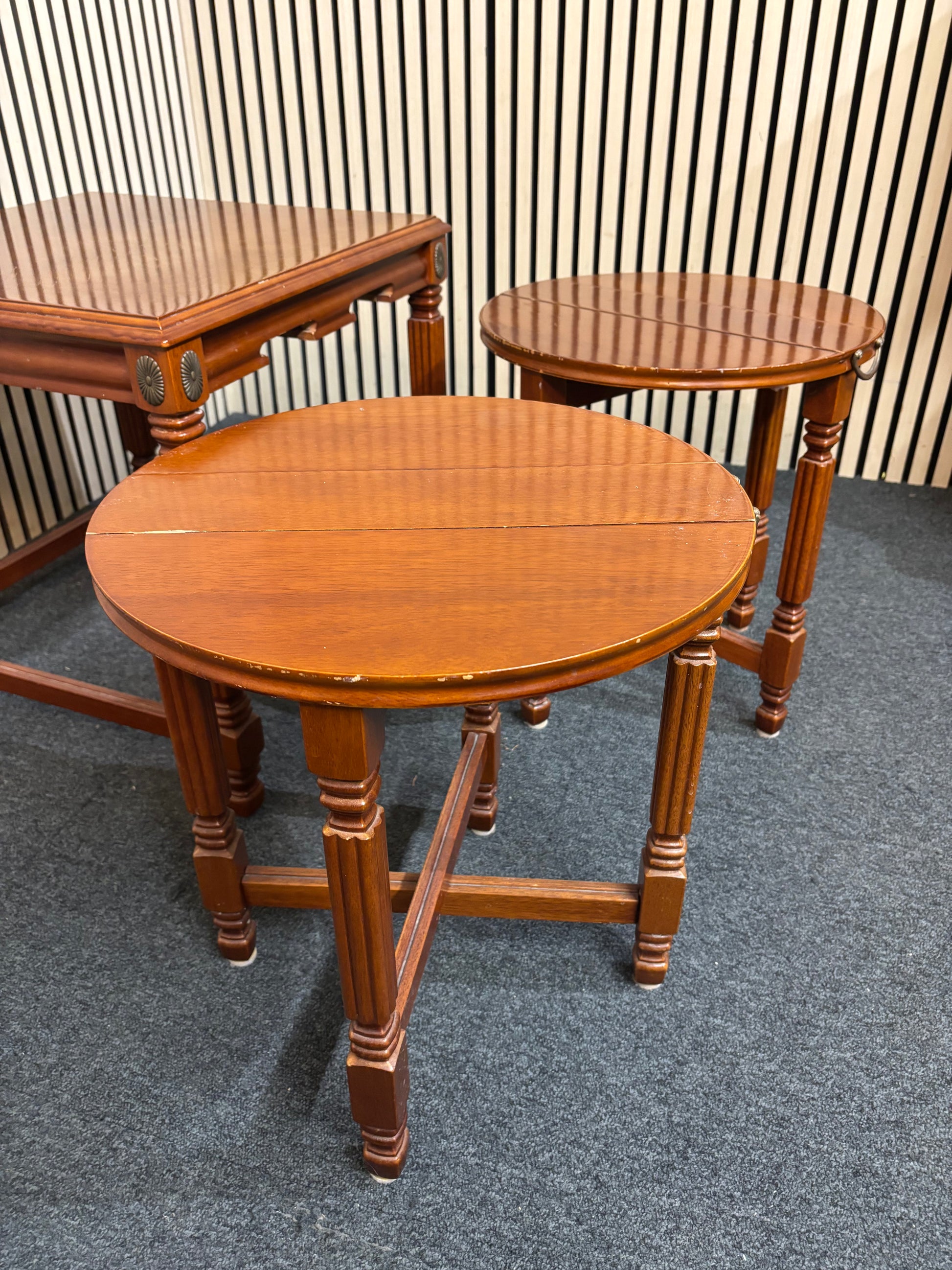 Oval pine framed gate leg kitchen table (W 37, 147 extnd x D 107 cm) 3126