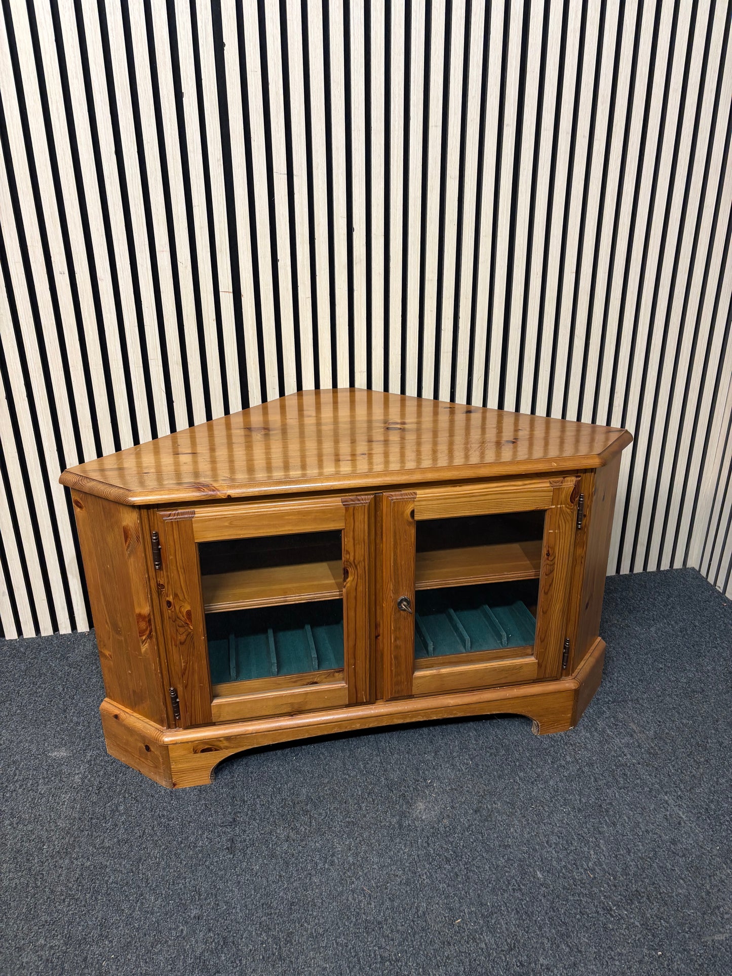 Solid pine low corner tv unit with glass doors and key 3126