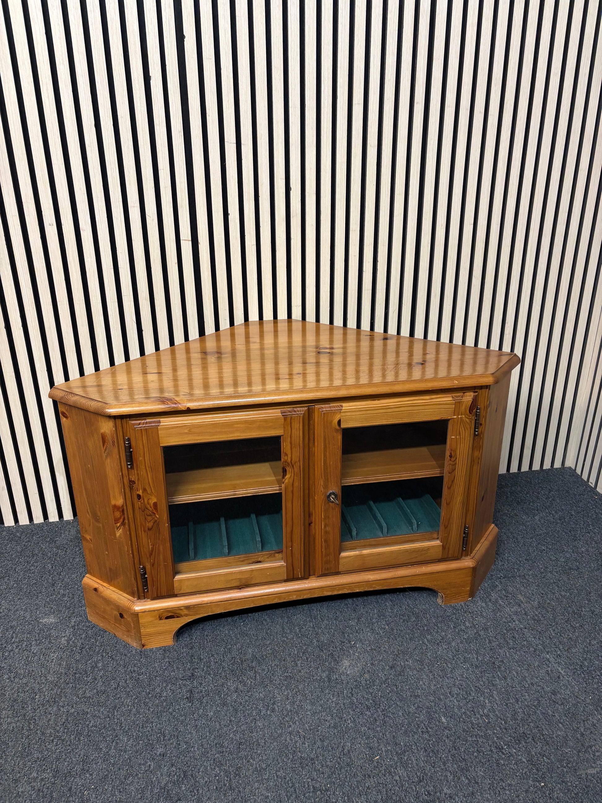 Solid pine low corner tv unit with glass doors and key 3126