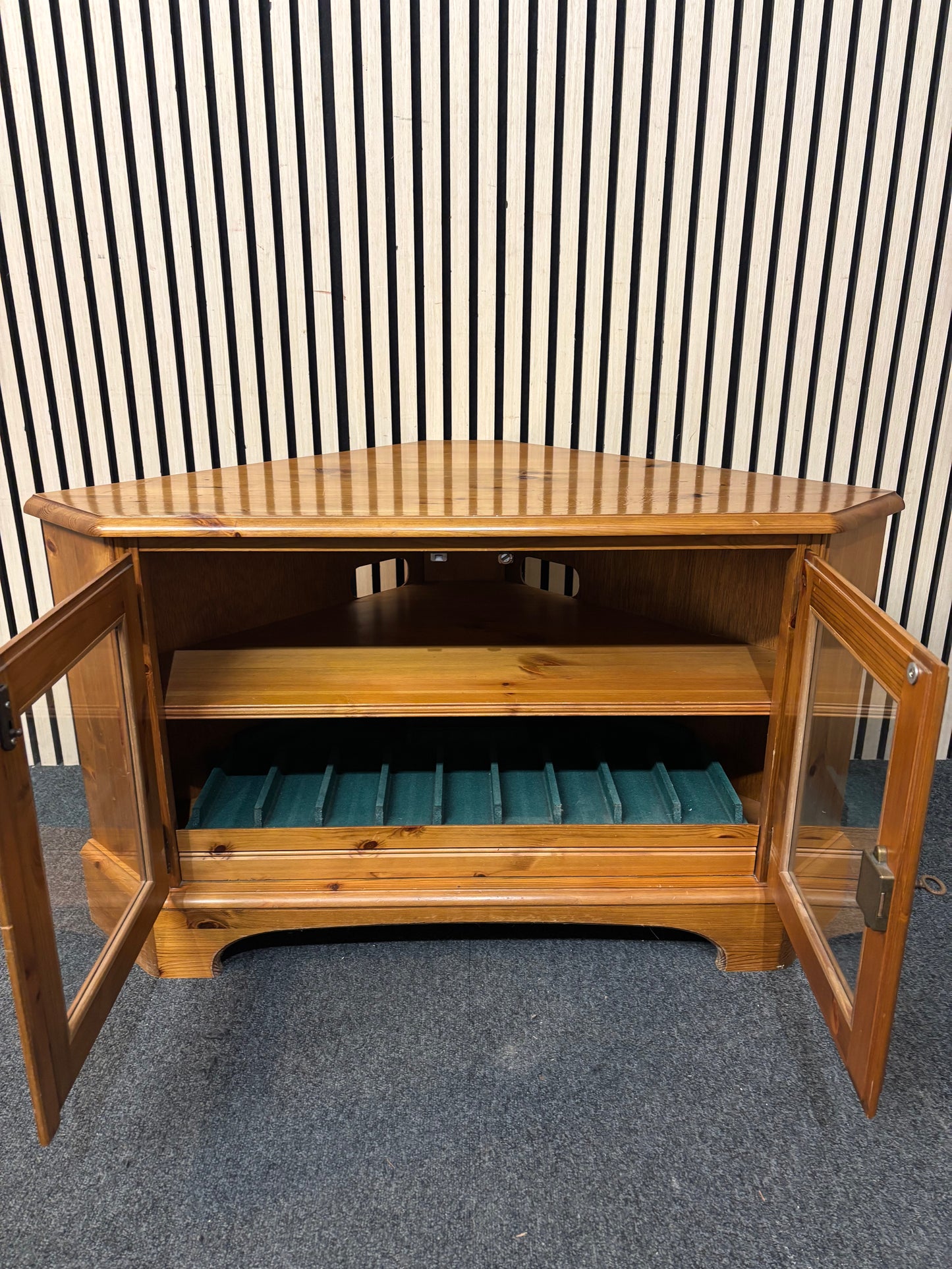 Solid pine low corner tv unit with glass doors and key 3126